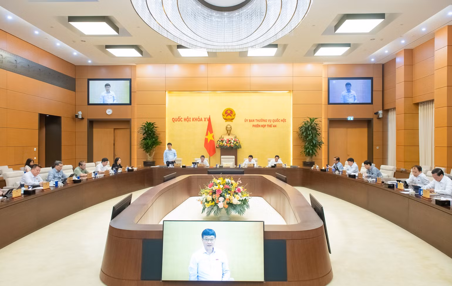 Toàn cảnh phiên họp sáng 26/4.