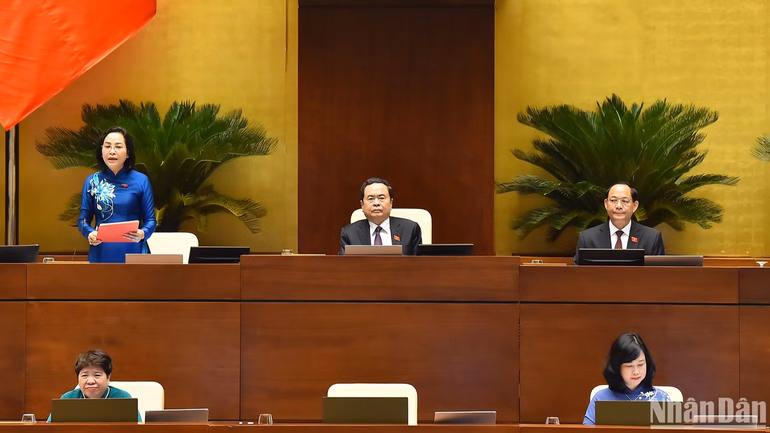 Phó Chủ tịch Quốc hội Nguyễn Thị Thanh điều hành phiên thảo luận. (Ảnh: THỦY NGUYÊN)