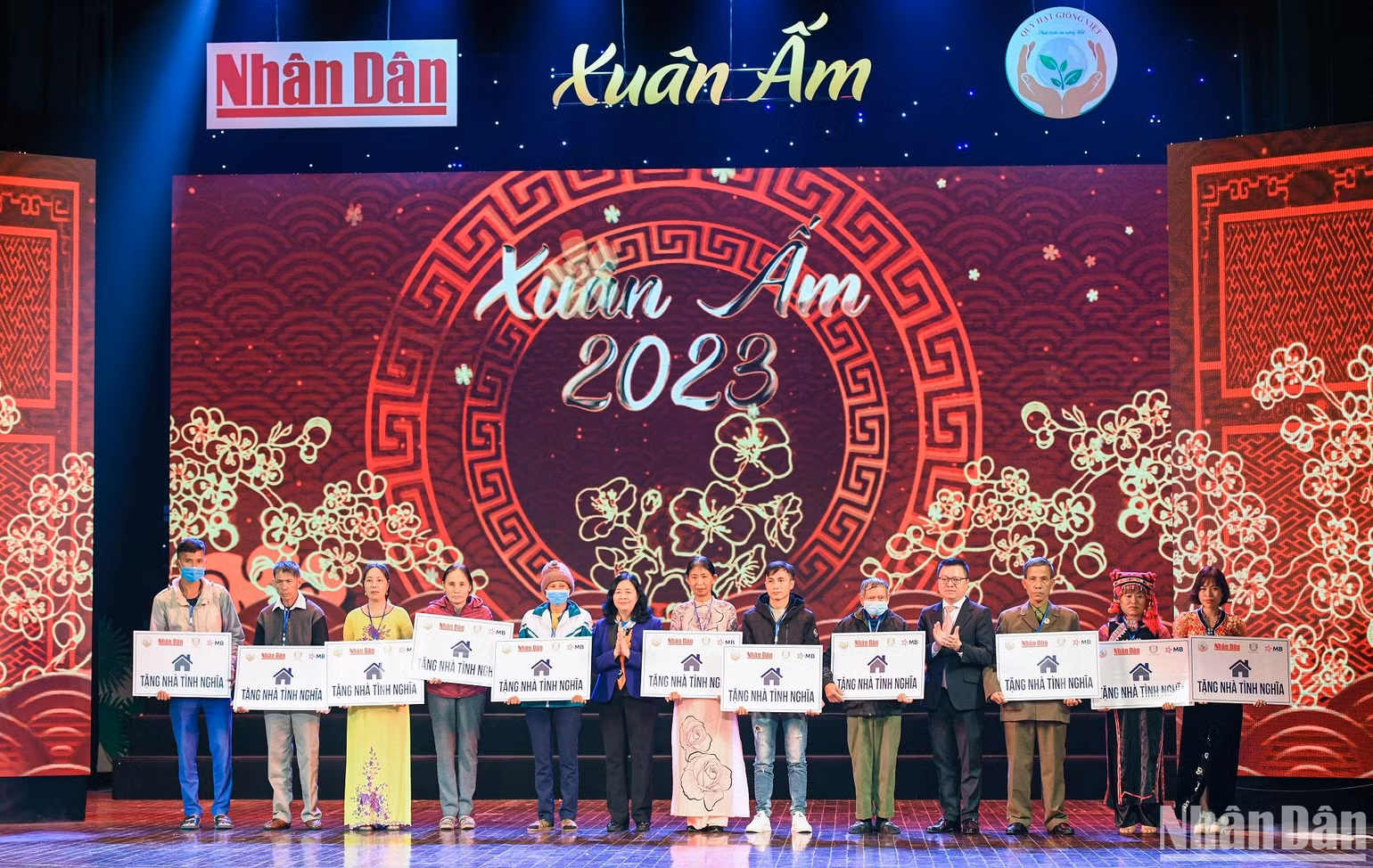 Trưởng Ban Dân vận Trung ương Bùi Thị Minh Hoài và Tổng Biên tập Báo Nhân Dân Lê Quốc Minh trao tặng những ngôi nhà tình nghĩa cho đại diện các gia đình chính sách và các hộ nghèo, gia đình bị thiệt hại do thiên tai gây ra trong năm qua. (Ảnh: THÀNH ĐẠT) Trưởng Ban Dân vận Trung ương Bùi Thị Minh Hoài và Tổng Biên tập Báo Nhân Dân Lê Quốc Minh trao tặng những ngôi nhà tình nghĩa cho đại diện các gia đình chính sách và các hộ nghèo, gia đình bị thiệt hại do thiên tai gây ra trong năm qua. (Ảnh: THÀNH ĐẠT)