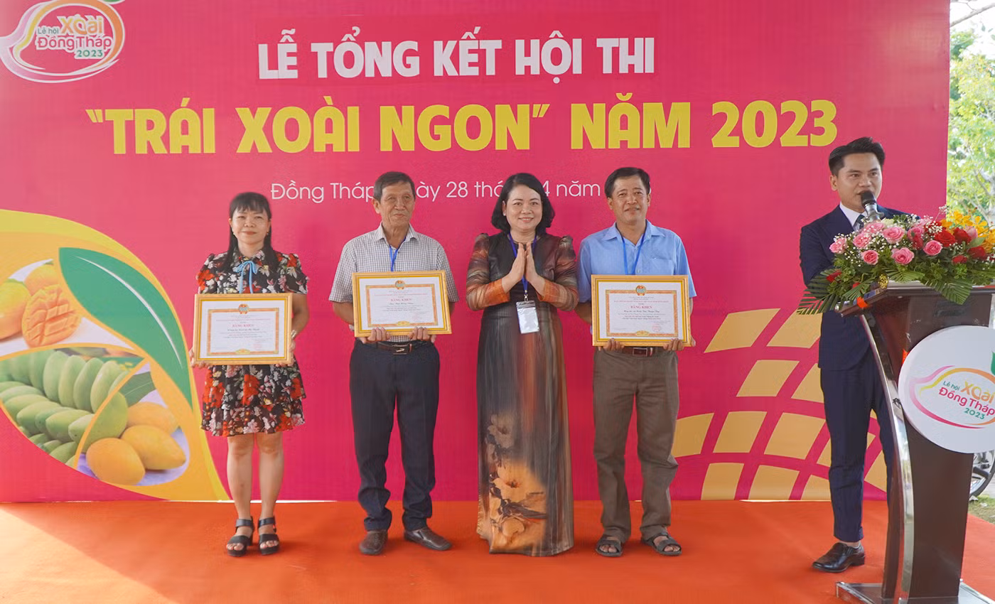 Ban tổ chức trao giải cho các cá nhân, đơn vị đạt giải.