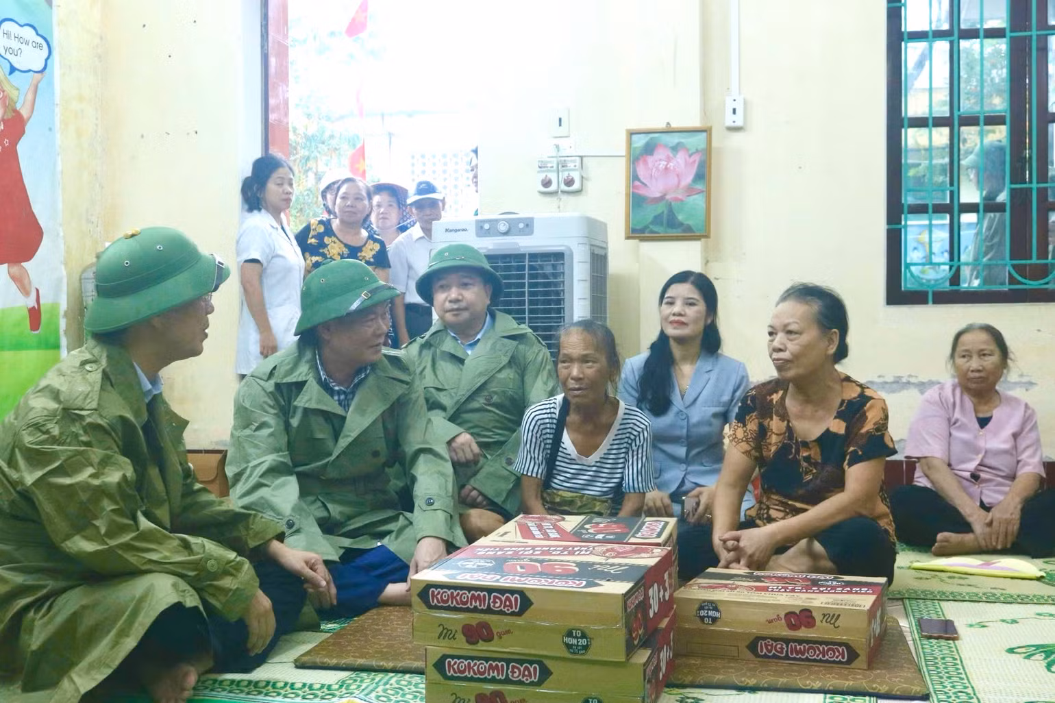 Lãnh đạo tỉnh và thành phố Nam Định thăm, tặng quà, động viên người dân phải di dời tránh bão. (Ảnh: XUÂN TRƯỜNG)