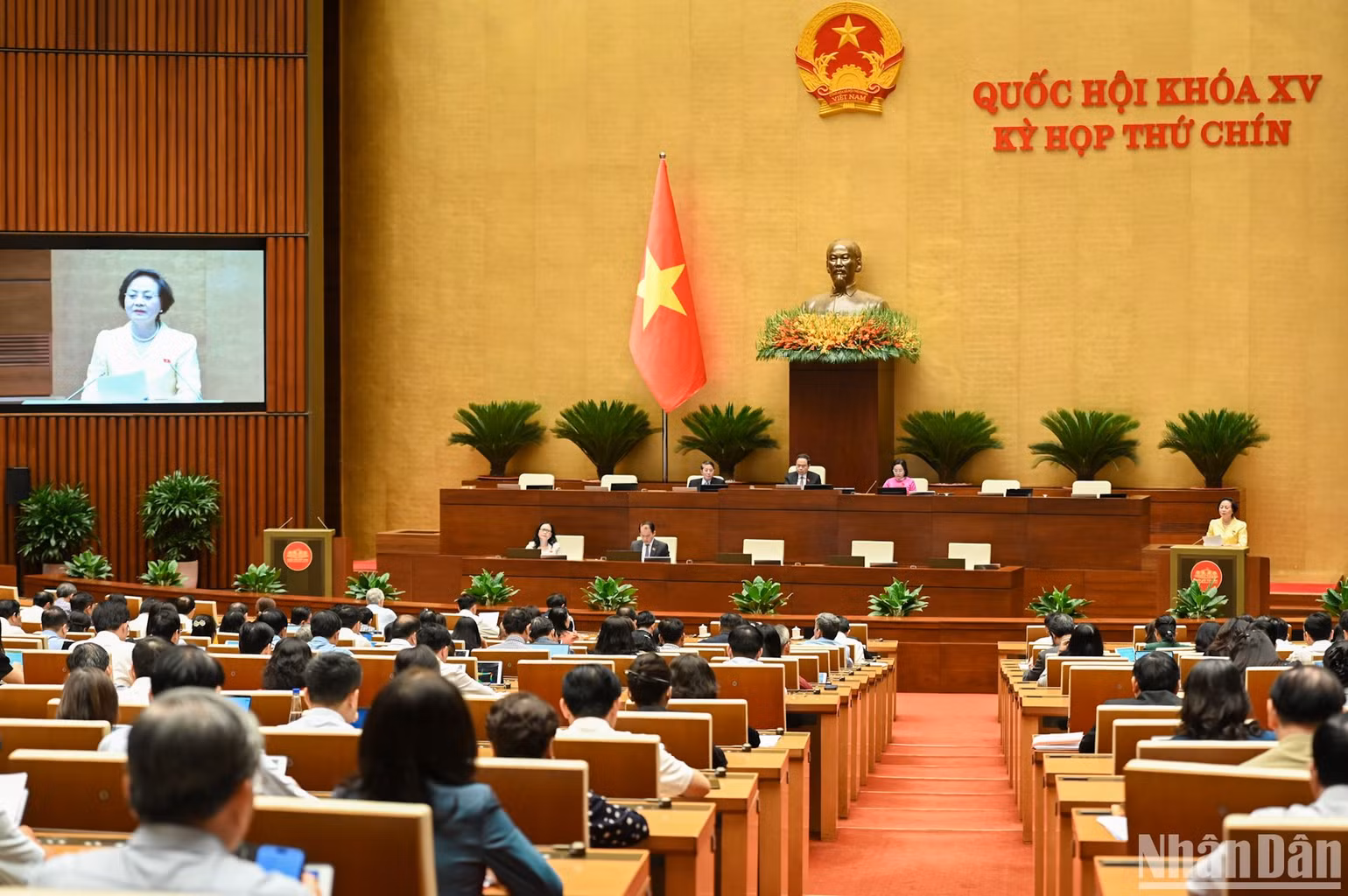 Quang cảnh phiên họp ở hội trường sáng 7/5. (Ảnh: BÙI GIANG)