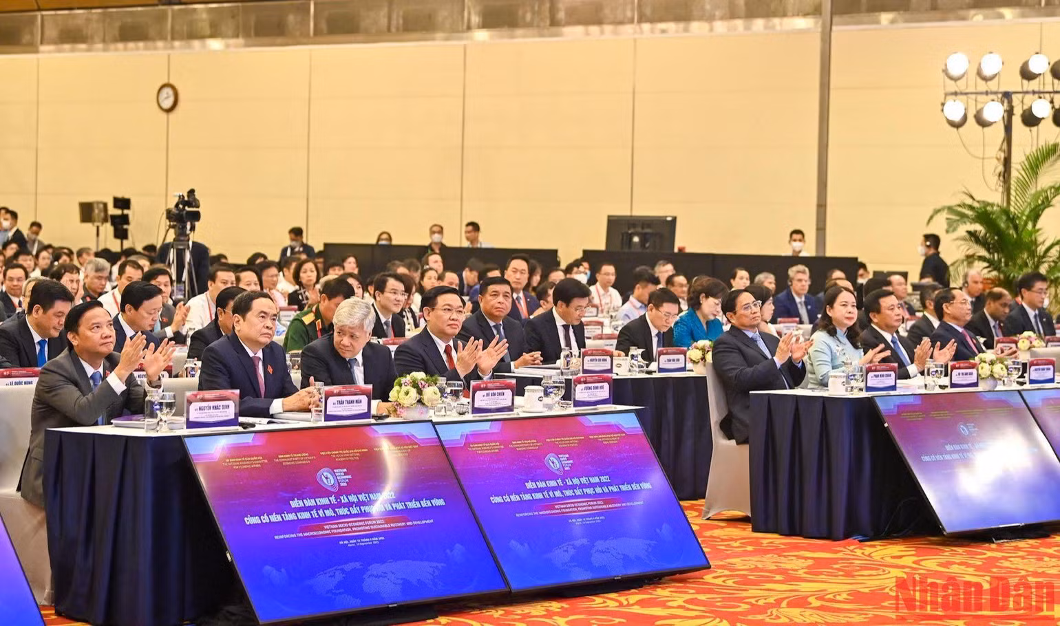 Các đồng chí lãnh đạo Đảng, Nhà nước tham dự phiên khai mạc Diễn đàn Kinh tế-Xã hội Việt Nam 2022.