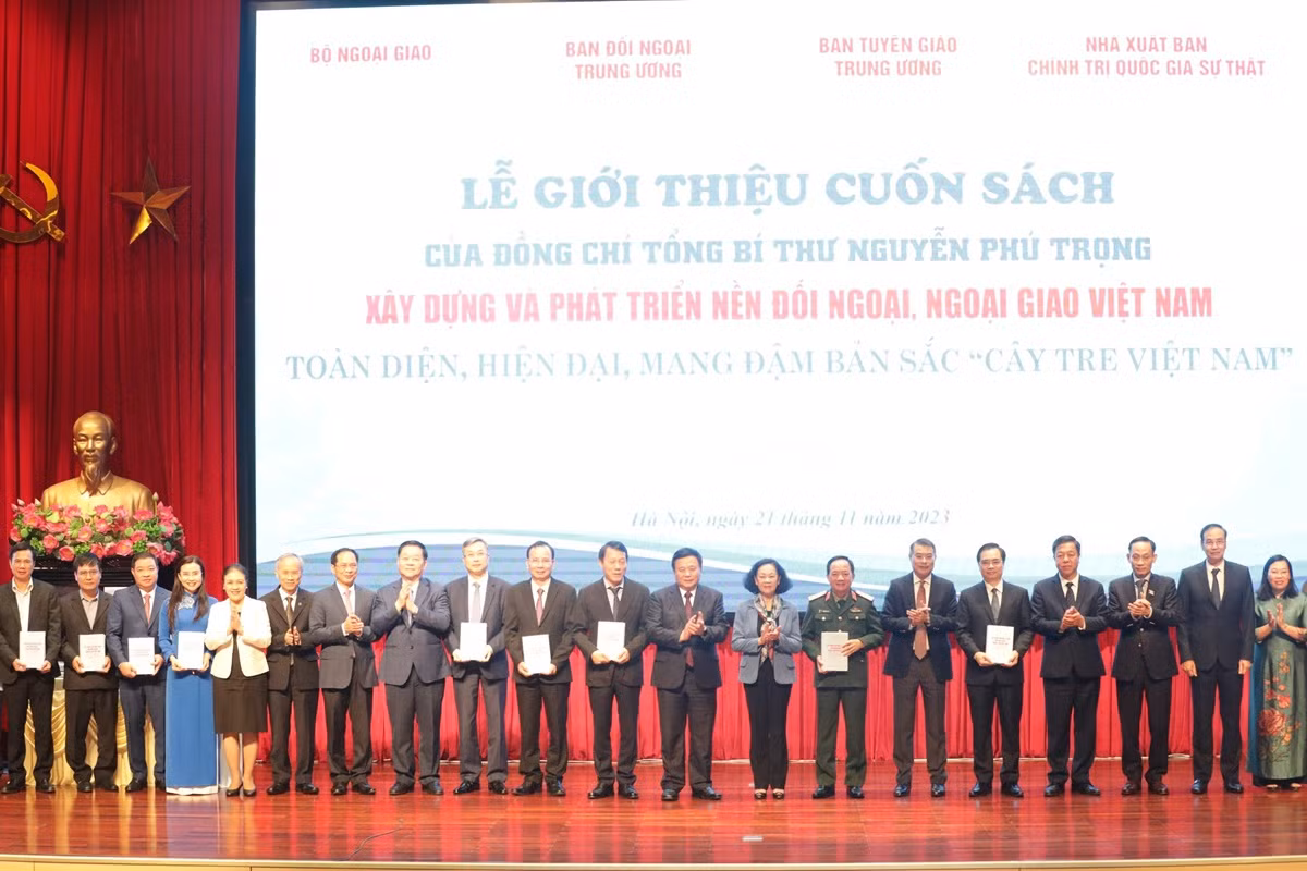 Trao tặng sách cho đại diện các cơ quan, đơn vị. Trao tặng sách cho đại diện các cơ quan, đơn vị.