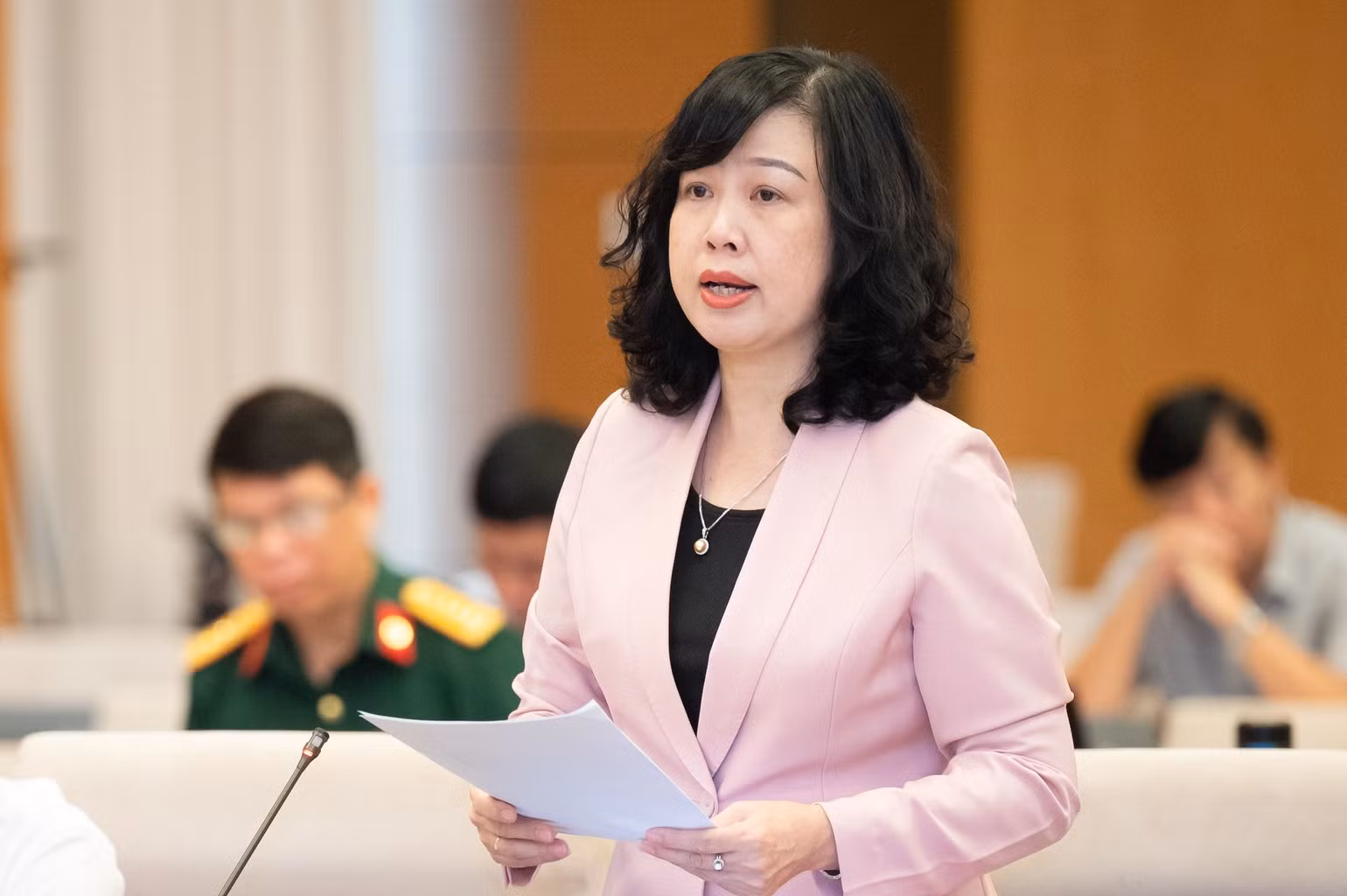 Bộ trưởng Y tế Đào Hồng Lan trình bày tóm tắt Tờ trình dự án Luật sửa đổi, bổ sung một số điều của Luật Bảo hiểm y tế. (Ảnh: DUY LINH) Bộ trưởng Y tế Đào Hồng Lan trình bày tóm tắt Tờ trình dự án Luật sửa đổi, bổ sung một số điều của Luật Bảo hiểm y tế. (Ảnh: DUY LINH)