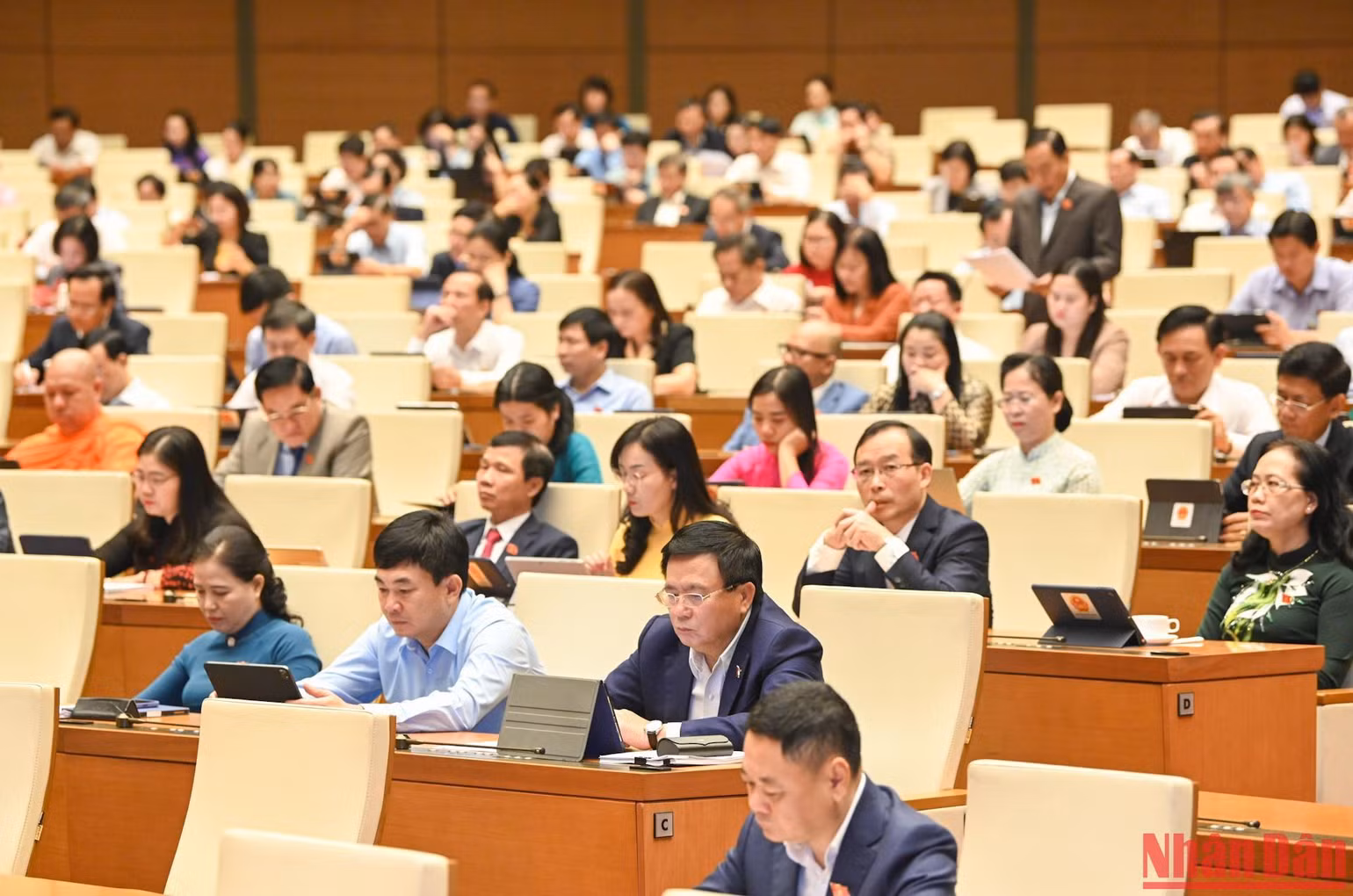 Các đại biểu tham dự phiên thảo luận về tình hình kinh tế-xã hội sáng 28/10. (Ảnh: DUY LINH)