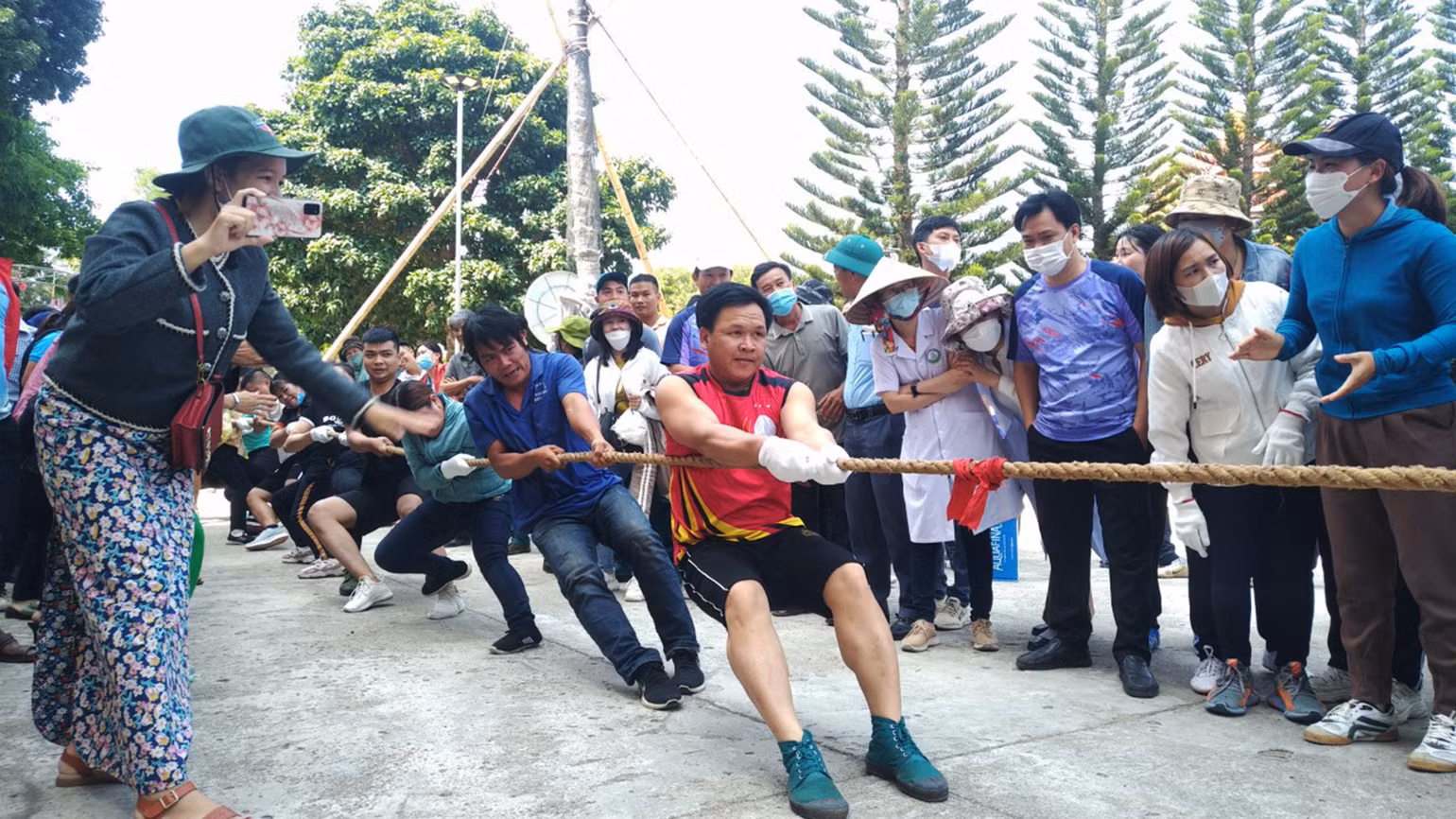 Thi kéo co tại phần Hội, lễ Giỗ Tổ Hùng Vương.