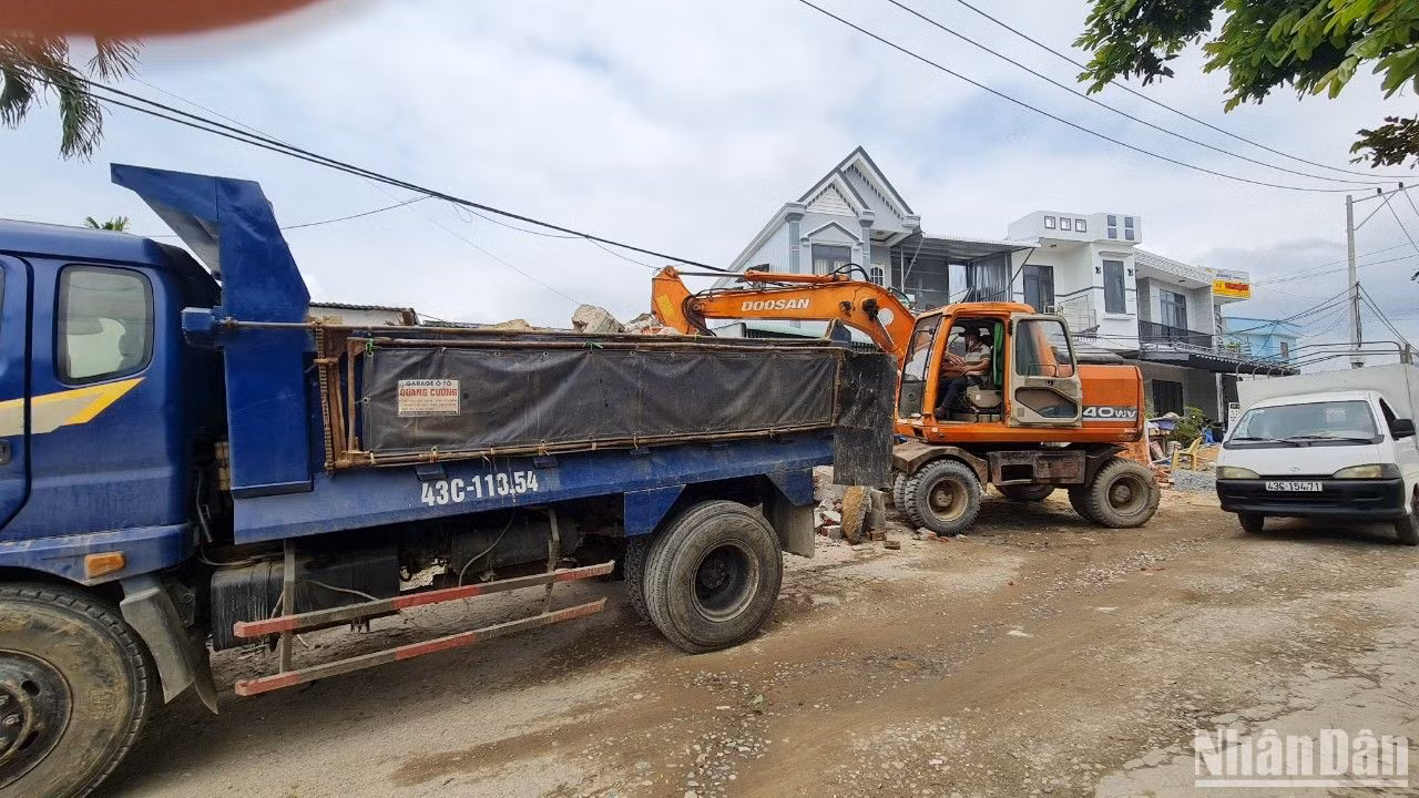 Khẩn trương thi công tuyến đường ĐT601 nối trung tâm huyện với xã xã Hòa Sơn-Hòa Liên-Hòa Bắc. Khẩn trương thi công tuyến đường ĐT601 nối trung tâm huyện với xã xã Hòa Sơn-Hòa Liên-Hòa Bắc.