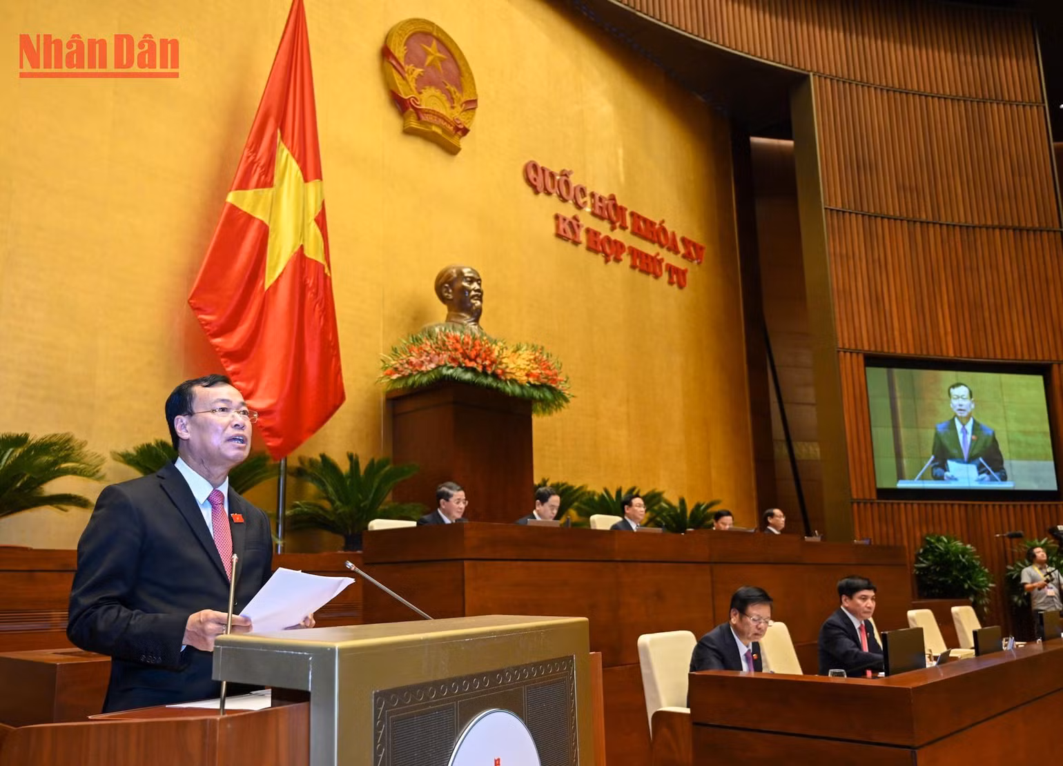 Chủ nhiệm Ủy ban Quốc phòng và An ninh của Quốc hội Lê Tấn Tới trình bày Báo cáo giải trình, tiếp thu, chỉnh lý dự thảo Nghị quyết. (Ảnh: DUY LINH)