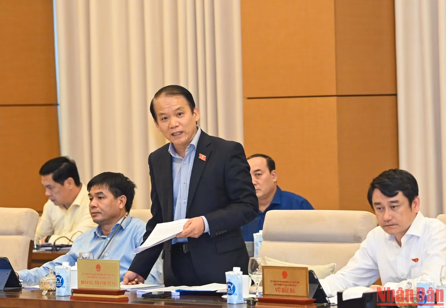 Chủ nhiệm Ủy ban Pháp luật của Quốc hội Hoàng Thanh Tùng góp ý kiến vào dự thảo Nghị quyết. Chủ nhiệm Ủy ban Pháp luật của Quốc hội Hoàng Thanh Tùng góp ý kiến vào dự thảo Nghị quyết.