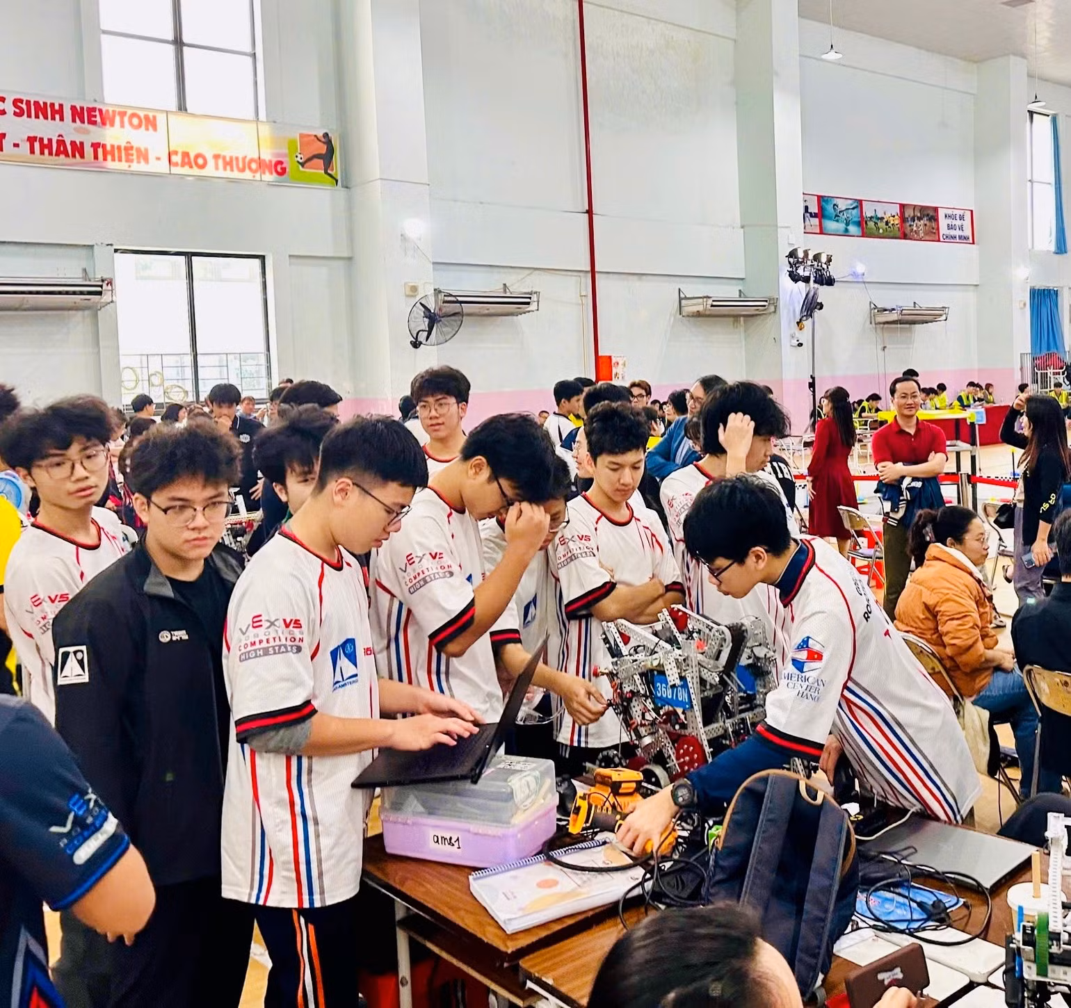 Các thành viên của GreenAms Robotics Team hiệu chỉnh robot và chuẩn bị cho vòng thi đấu liên minh. Các thành viên của GreenAms Robotics Team hiệu chỉnh robot và chuẩn bị cho vòng thi đấu liên minh.