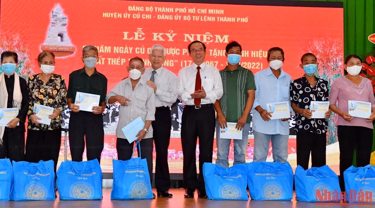 Nguyên Chủ tịch nước Nguyễn Minh Triết và đồng chí Nguyễn Văn Nên trao quà, tặng các gia đình chính sách và có công. Nguyên Chủ tịch nước Nguyễn Minh Triết và đồng chí Nguyễn Văn Nên trao quà, tặng các gia đình chính sách và có công.