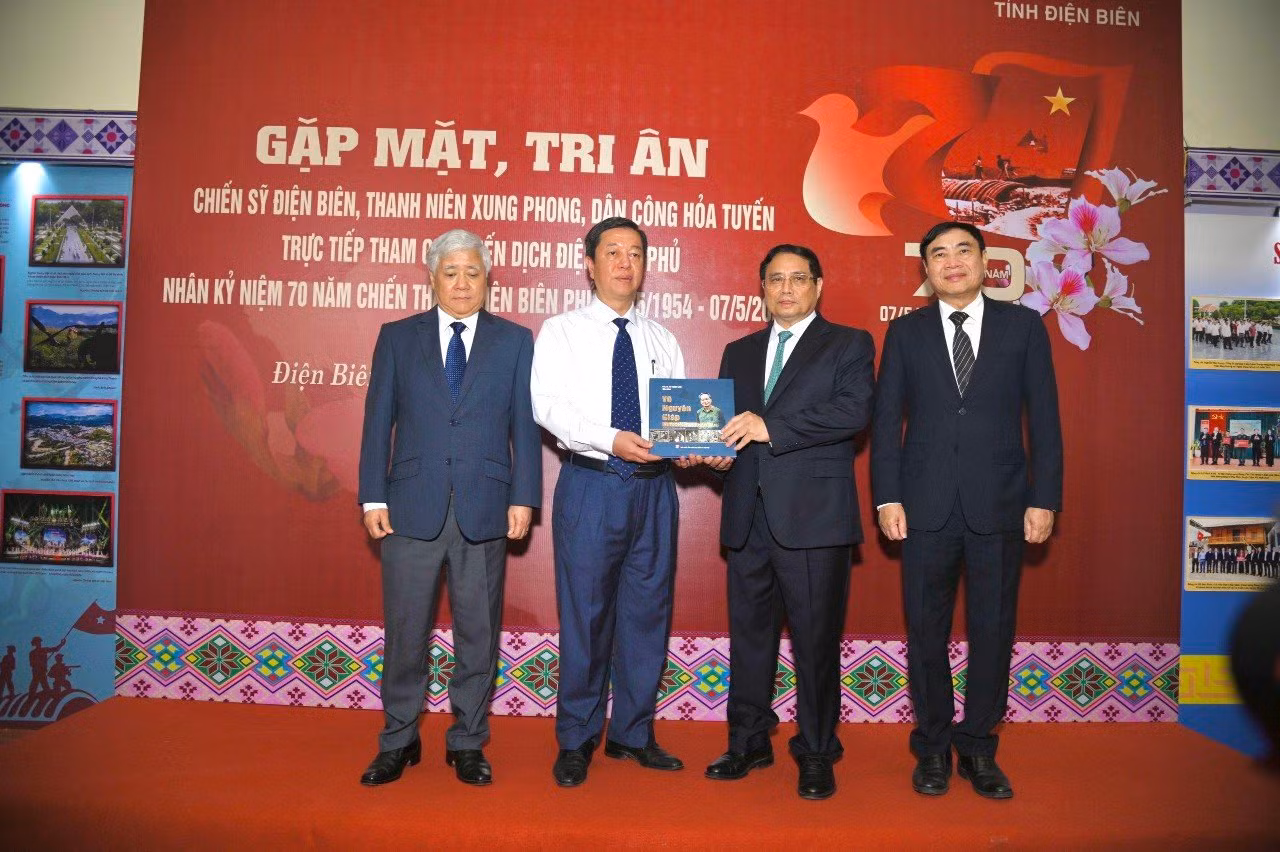 Tại buổi gặp mặt, tri ân chiến sĩ Điện Biên, tại TP Điện Biên Phủ, PGS, TS Vũ Trọng Lâm, Giám đốc-Tổng Biên tập Nhà xuất bản Chính trị quốc gia Sự thật trao tặng Thủ tướng Chính phủ Phạm Minh Chính bộ sách "Võ Nguyên Giáp - Vị tướng của nhân dân".