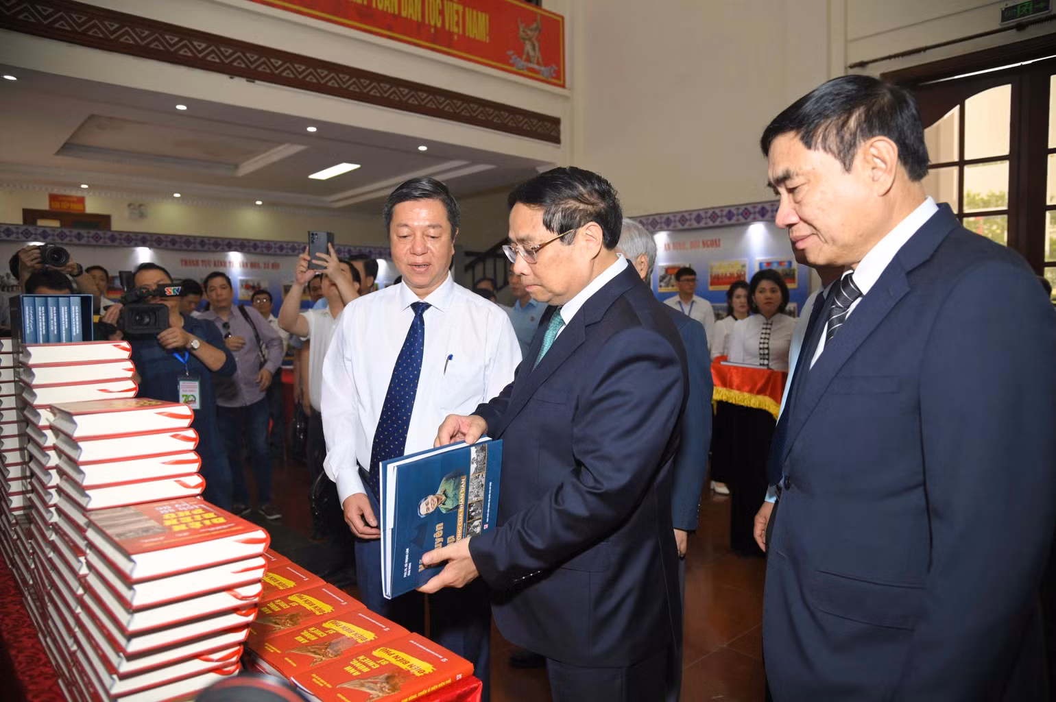 Thủ tướng Chính phủ Phạm Minh Chính, Bí thư Tỉnh ủy Điện Biên Trần Quốc Cường, Giám đốc-Tổng Biên tập Nhà xuất bản Chính trị quốc gia Sự thật Vũ Trọng Lâm cùng các đại biểu tham quan trưng bày của Nhà xuất bản tại buổi giới thiệu, ra mắt sách.