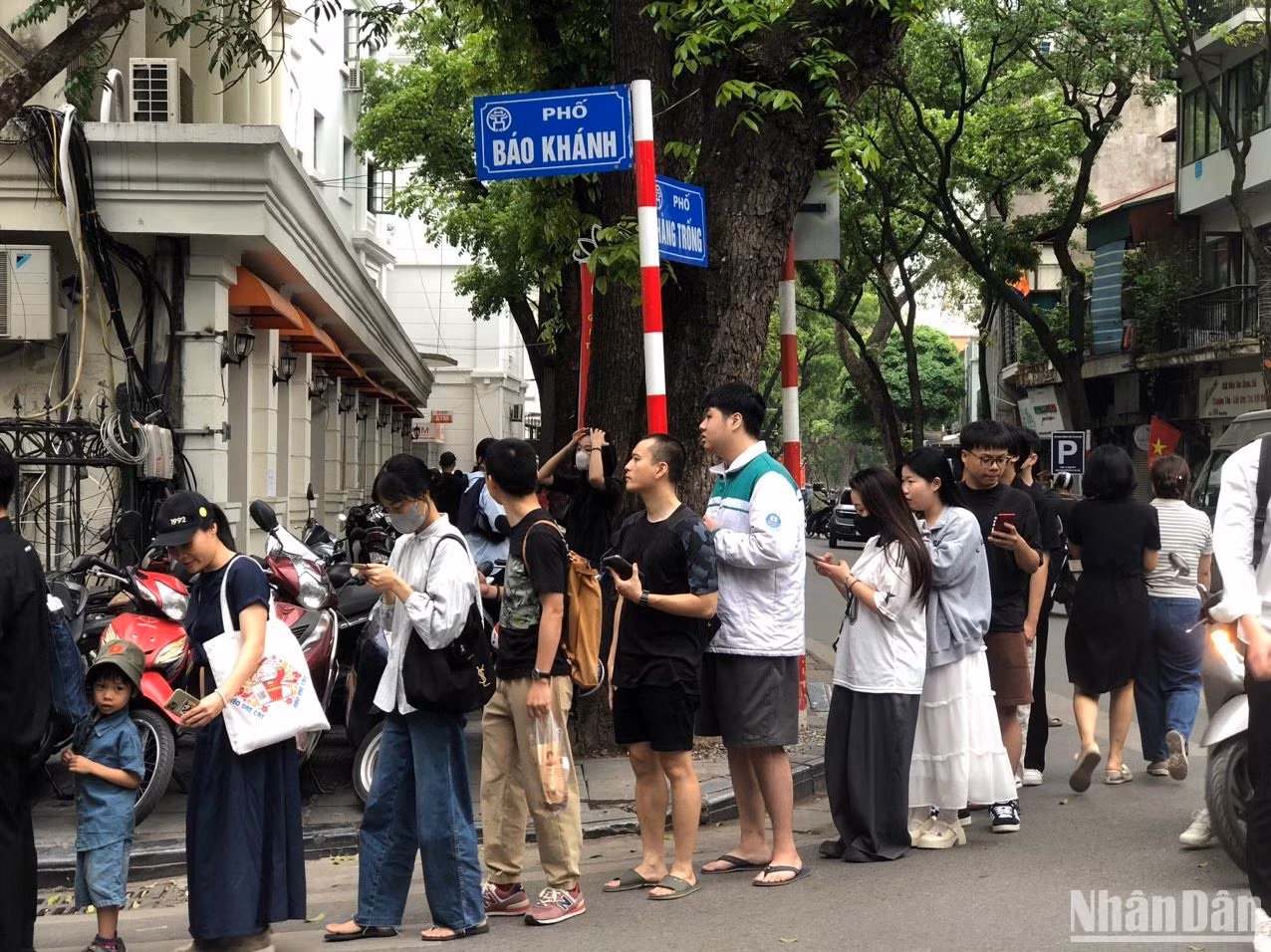 Trong ngày triển lãm thứ 4, hàng trăm lượt bạn trẻ vẫn tiếp tục xếp hàng dài cả cây số để đợi tới lượt nhận ấn phẩm đặc biệt của Báo Nhân Dân nhân kỷ niệm 50 năm Ngày Giải phóng miền nam, thống nhất đất nước. Trong ngày triển lãm thứ 4, hàng trăm lượt bạn trẻ vẫn tiếp tục xếp hàng dài cả cây số để đợi tới lượt nhận ấn phẩm đặc biệt của Báo Nhân Dân nhân kỷ niệm 50 năm Ngày Giải phóng miền nam, thống nhất đất nước.