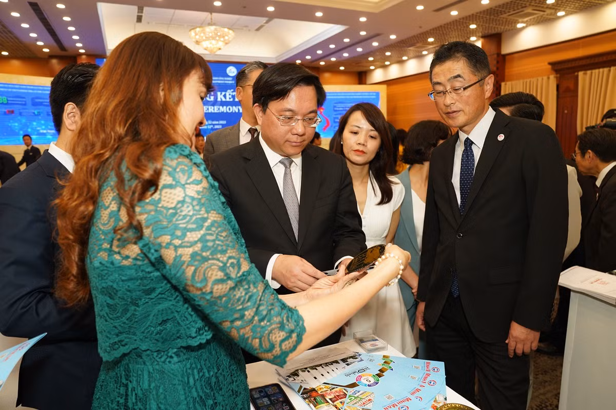 Các đại biểu tham quan gian hàng của các doanh nghiệp nhỏ và vừa được nhận hỗ trợ kỹ thuật của dự án. Các đại biểu tham quan gian hàng của các doanh nghiệp nhỏ và vừa được nhận hỗ trợ kỹ thuật của dự án.