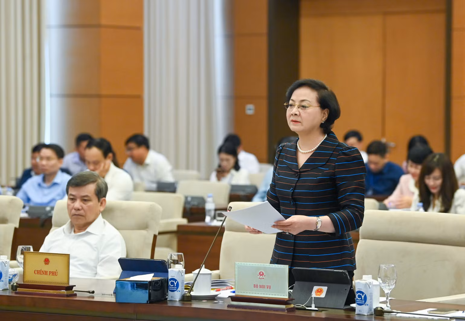Bộ trưởng Nội vụ Phạm Thị Thanh Trà trình bày tờ trình. (Ảnh: DUY LINH)