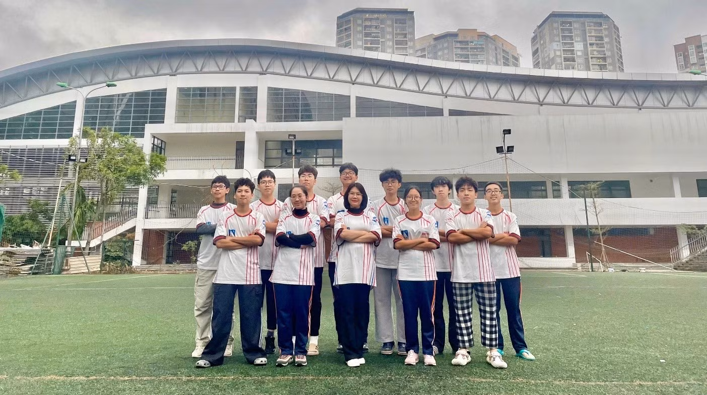 Cô giáo Bích Hằng (ở giữa) cùng các thành viên của Đội GreenAms Robotics Team 36070N. Cô giáo Bích Hằng (ở giữa) cùng các thành viên của Đội GreenAms Robotics Team 36070N.