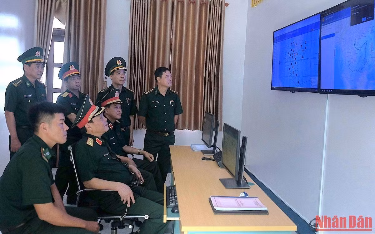 Thượng tướng Ngô Minh Tiến thăm Trung tâm điều hành, giám sát hành trình tàu cá tại Bộ Chỉ huy Bộ đội Biên phòng Cà Mau.
