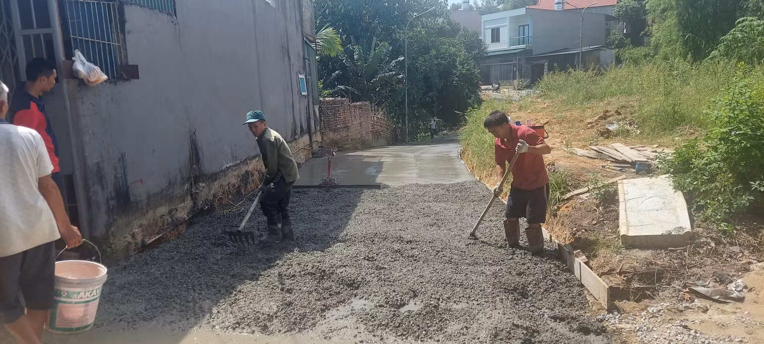 Những cung đường bê tông, thảm nhựa ở các khu dân cư, khu đô thị trên địa bàn TP Hạ Long ngày càng được nối dài nhờ sự đồng lòng, chung tay, góp sức của người dân địa phương. Những cung đường bê tông, thảm nhựa ở các khu dân cư, khu đô thị trên địa bàn TP Hạ Long ngày càng được nối dài nhờ sự đồng lòng, chung tay, góp sức của người dân địa phương.