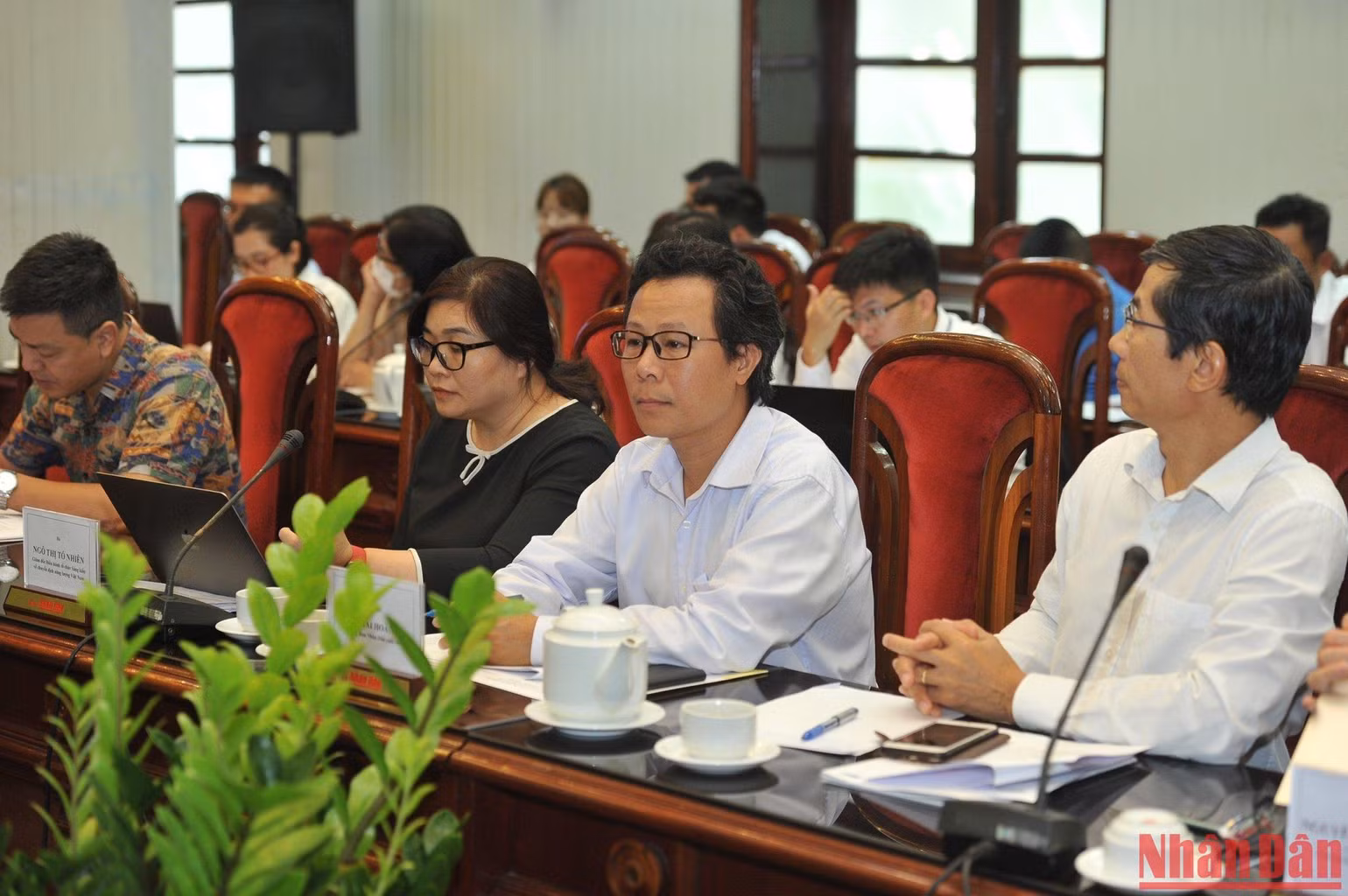 Nhà báo Vũ Mai Hoàng, Trưởng Ban Nhân Dân cuối tuần, Báo Nhân Dân (thứ 2 từ phải sang) tham dự tọa đàm. (Ảnh: ĐĂNG KHOA)