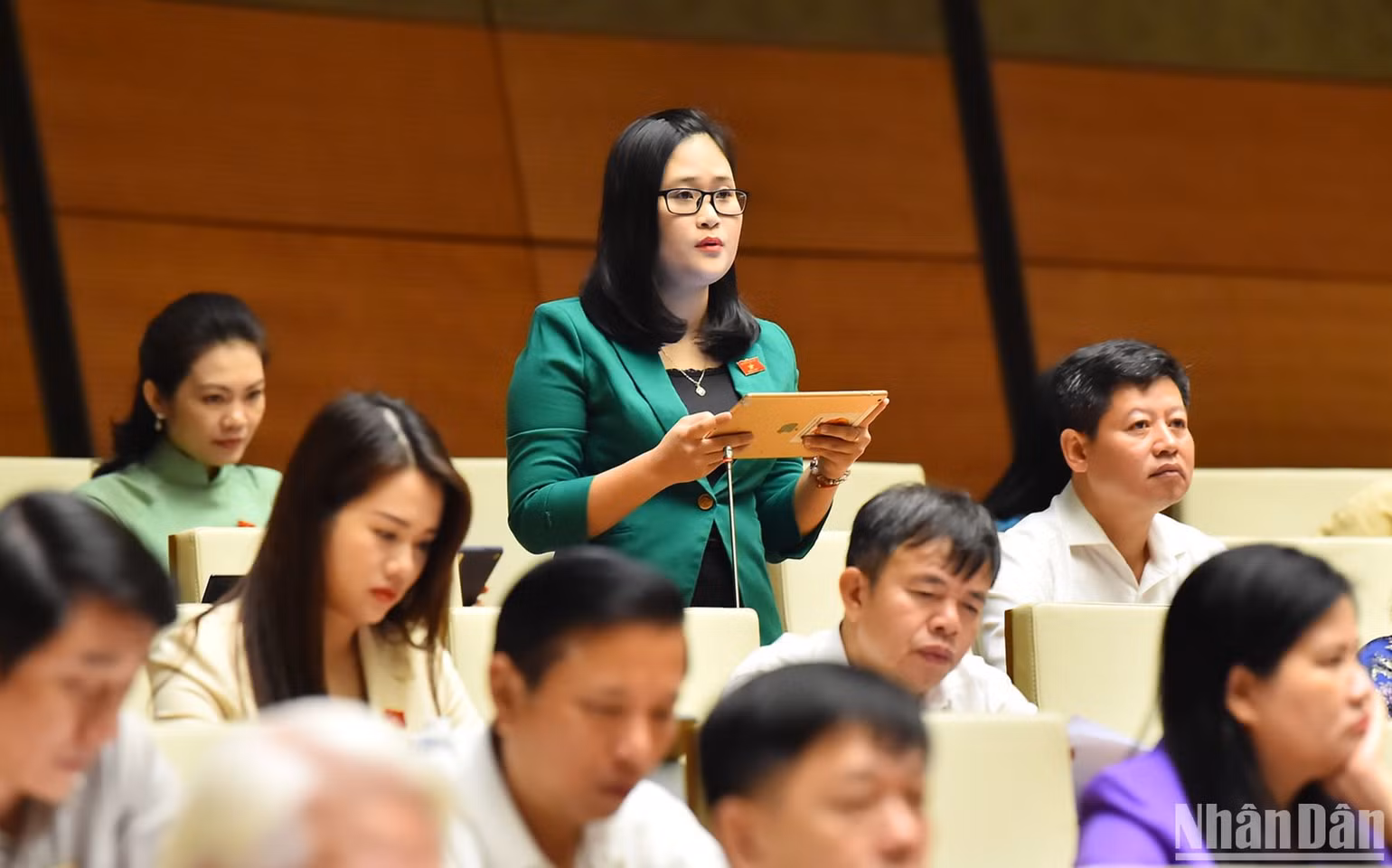 Đại biểu Quốc hội tham gia thảo luận ở hội trường sáng 1/11. (Ảnh: THỦY NGUYÊN)