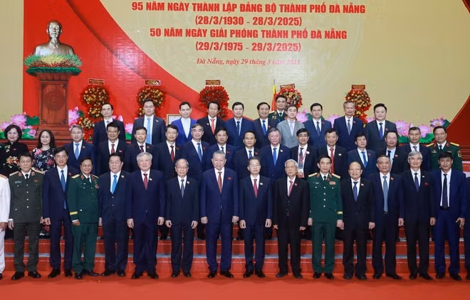 Tổng Bí thư Tô Lâm, các đồng chí lãnh đạo, nguyên lãnh đạo Đảng, Nhà nước và các đại biểu tại Lễ kỷ niệm. (Ảnh: TTXVN) Tổng Bí thư Tô Lâm, các đồng chí lãnh đạo, nguyên lãnh đạo Đảng, Nhà nước và các đại biểu tại Lễ kỷ niệm. (Ảnh: TTXVN)