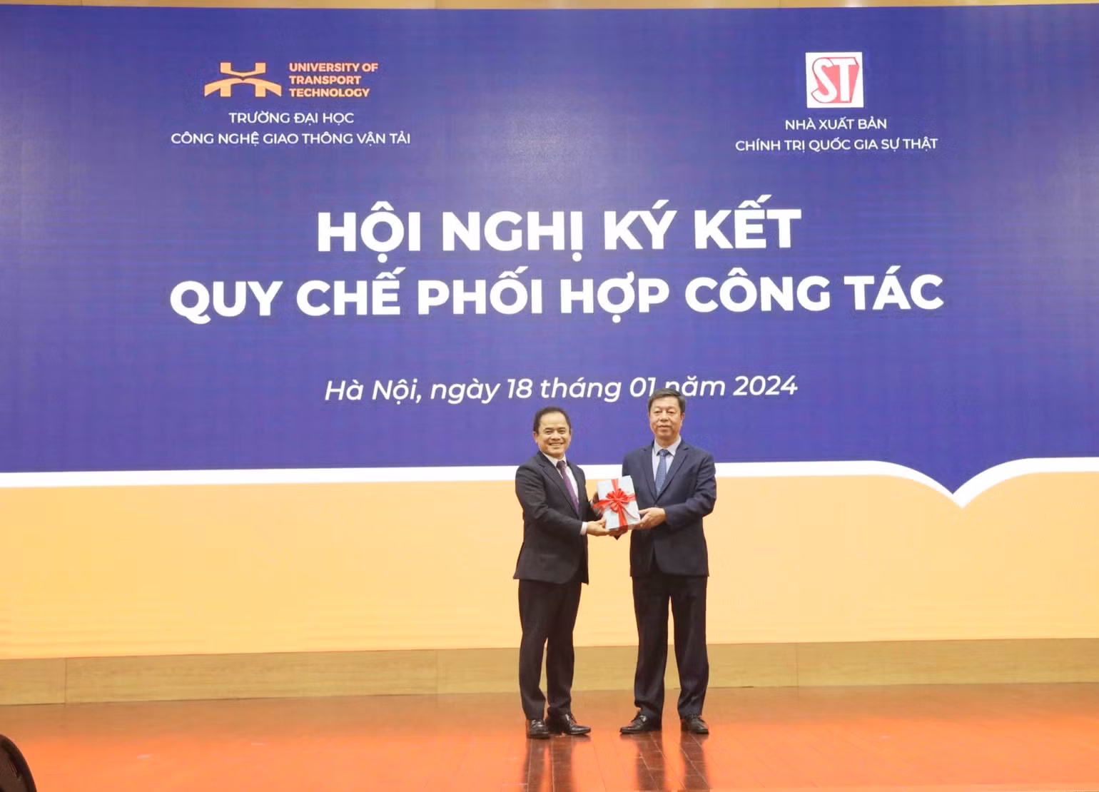 PGS, TS Vũ Trọng Lâm trao tặng lãnh đạo Trường Đại học Công nghệ Giao thông vận tải cuốn sách Xây dựng và phát triển nền đối ngoại, ngoại giao Việt Nam toàn diện, hiện đại, mang đậm bản sắc “Cây tre Việt Nam” của Tổng Bí thư Nguyễn Phú Trọng. PGS, TS Vũ Trọng Lâm trao tặng lãnh đạo Trường Đại học Công nghệ Giao thông vận tải cuốn sách Xây dựng và phát triển nền đối ngoại, ngoại giao Việt Nam toàn diện, hiện đại, mang đậm bản sắc “Cây tre Việt Nam” của Tổng Bí thư Nguyễn Phú Trọng.