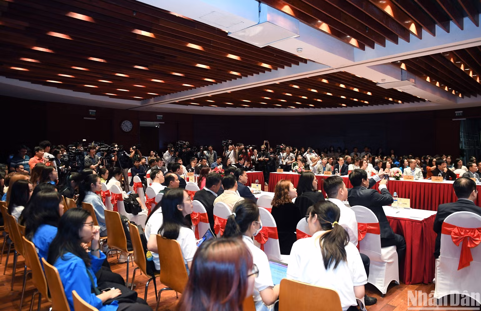 Hội thảo thu hút sự quan tâm lớn của giới báo chí và công chúng khi đề cập tới những vấn đề "nóng" của báo chí trong thời đại chuyển đổi số hiện nay. (Ảnh: THÀNH ĐẠT) Hội thảo thu hút sự quan tâm lớn của giới báo chí và công chúng khi đề cập tới những vấn đề "nóng" của báo chí trong thời đại chuyển đổi số hiện nay. (Ảnh: THÀNH ĐẠT)