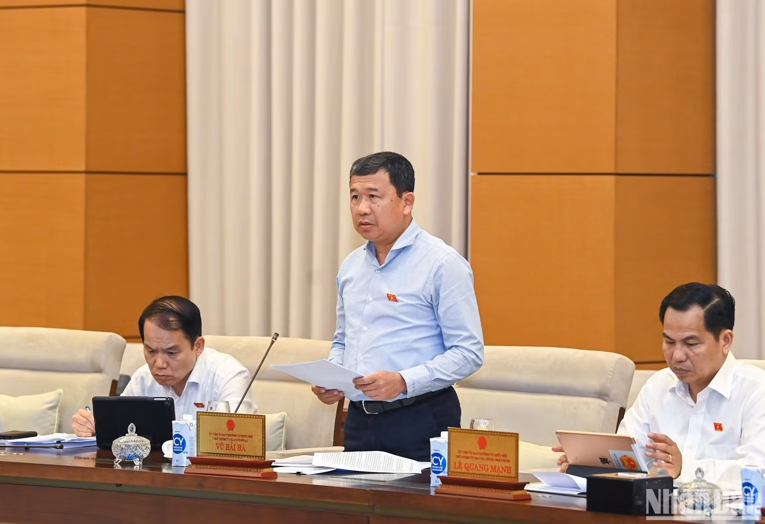Chủ nhiệm Ủy ban Đối ngoại của Quốc hội Vũ Hải Hà báo cáo tại phiên họp. (Ảnh: DUY LINH) Chủ nhiệm Ủy ban Đối ngoại của Quốc hội Vũ Hải Hà báo cáo tại phiên họp. (Ảnh: DUY LINH)
