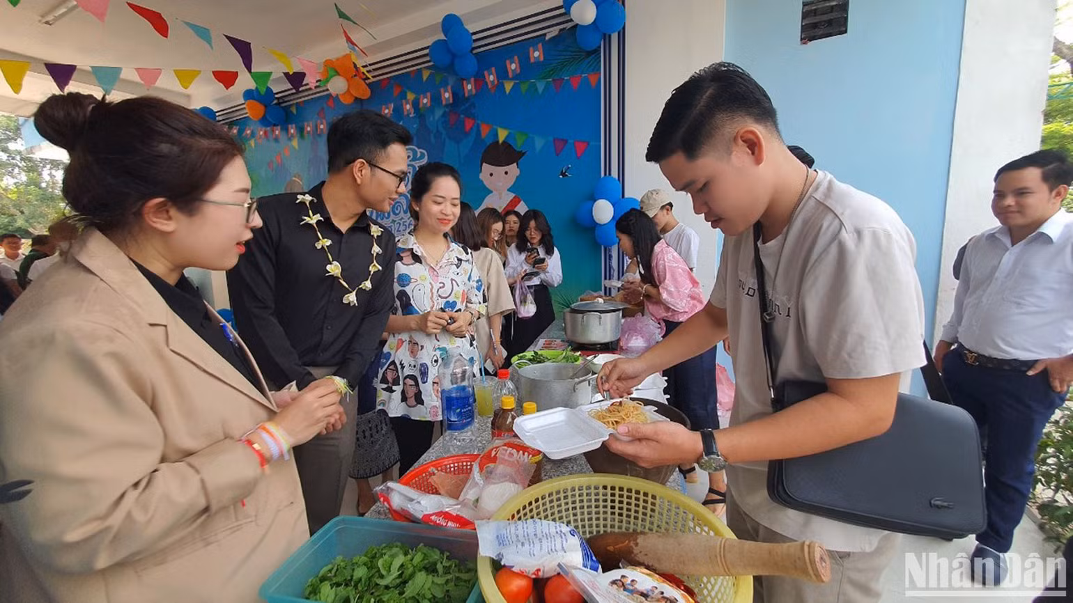 Gian hàng ẩm thực thu hút đông đảo khách đến thưởng thức. Gian hàng ẩm thực thu hút đông đảo khách đến thưởng thức.