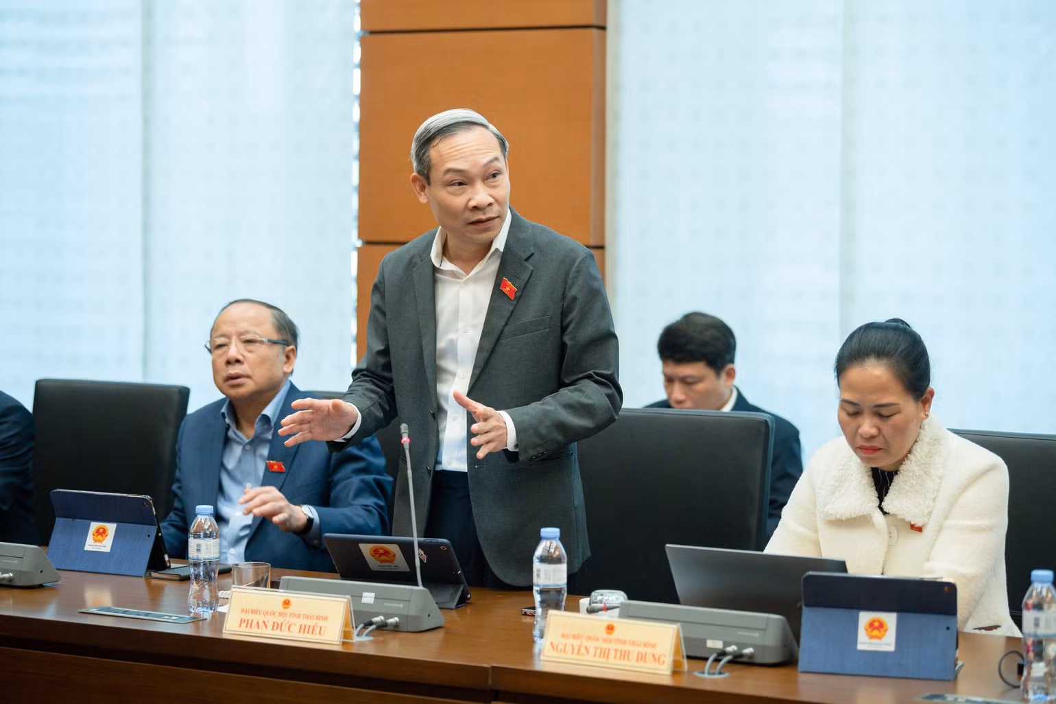 Đại biểu Phan Đức Hiếu phát biểu trong phiên thảo luận ở Tổ sáng 6/1.