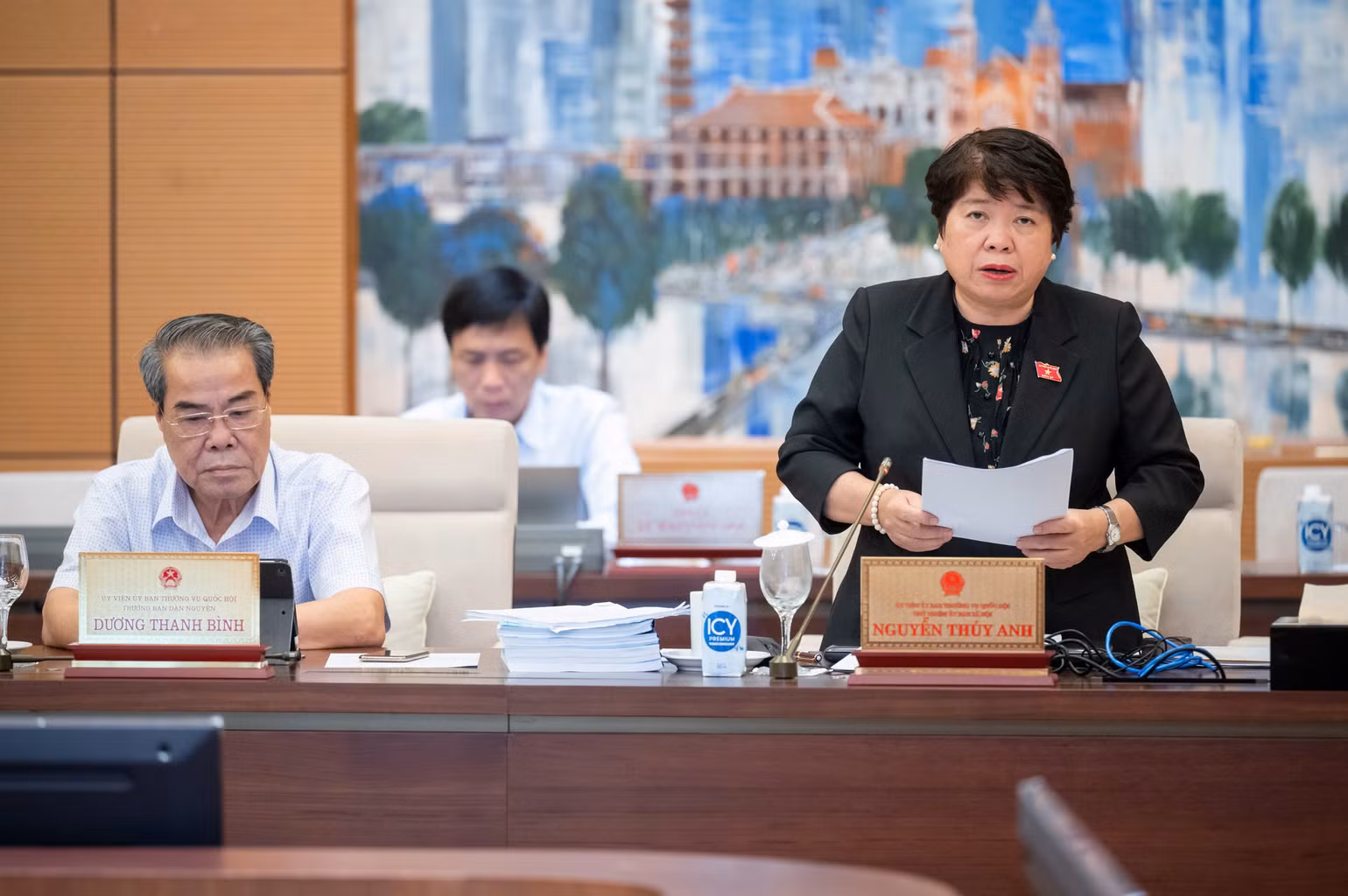 Chủ nhiệm Ủy ban Xã hội của Quốc hội Nguyễn Thúy Anh trình bày báo cáo thẩm tra dự án luật. (Ảnh: DUY LINH)