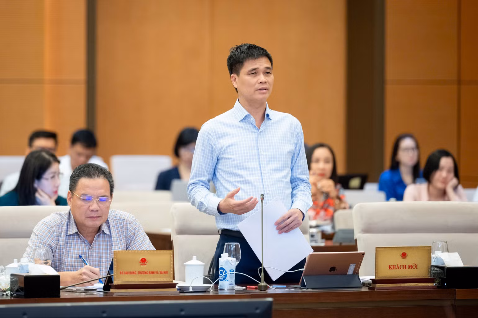 Phó Chủ tịch Tổng Liên đoàn Lao động Việt Nam Ngọ Duy Hiểu nêu ý kiến tại phiên họp. (Ảnh: DUY LINH)