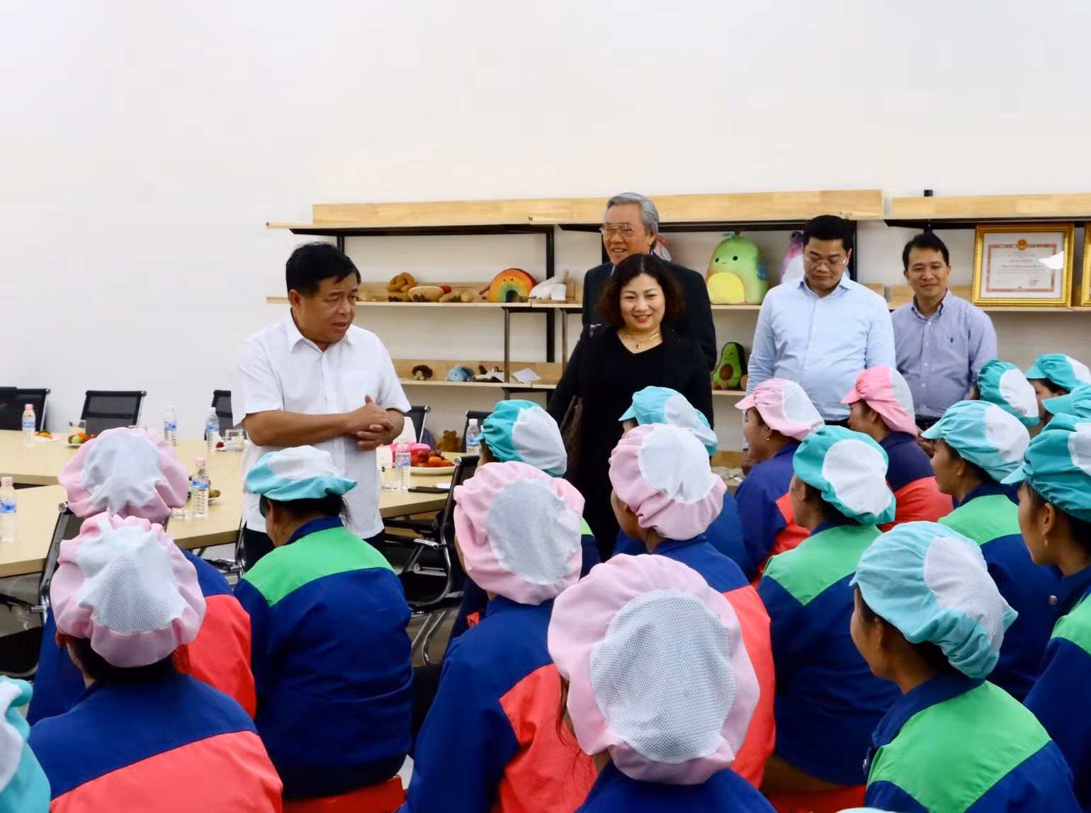 Bộ trưởng Nguyễn Chí Dũng trò chuyện cùng công nhân và người lao động tại Công ty TNHH Innoflow NT, Khu công nghiệp Du Long. Bộ trưởng Nguyễn Chí Dũng trò chuyện cùng công nhân và người lao động tại Công ty TNHH Innoflow NT, Khu công nghiệp Du Long.