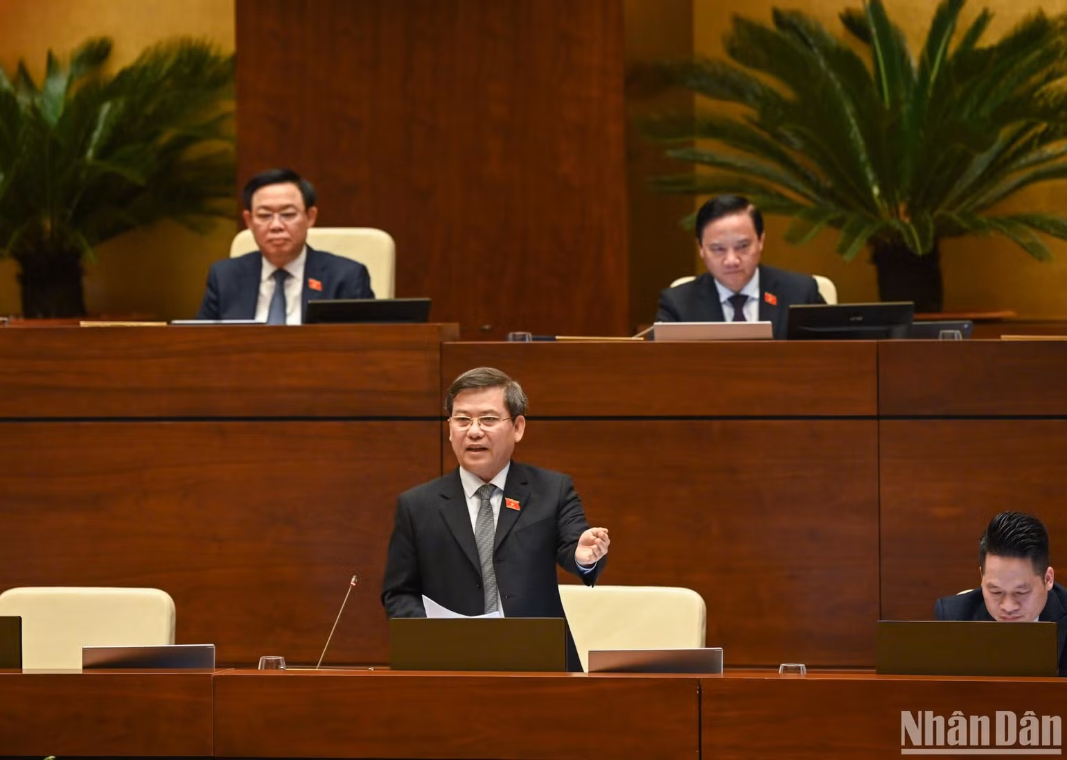 Viện trưởng Viện Kiểm sát nhân dân tối cao Lê Minh Trí làm rõ vấn đề đại biểu Quốc hội nêu. (Ảnh: DUY LINH)