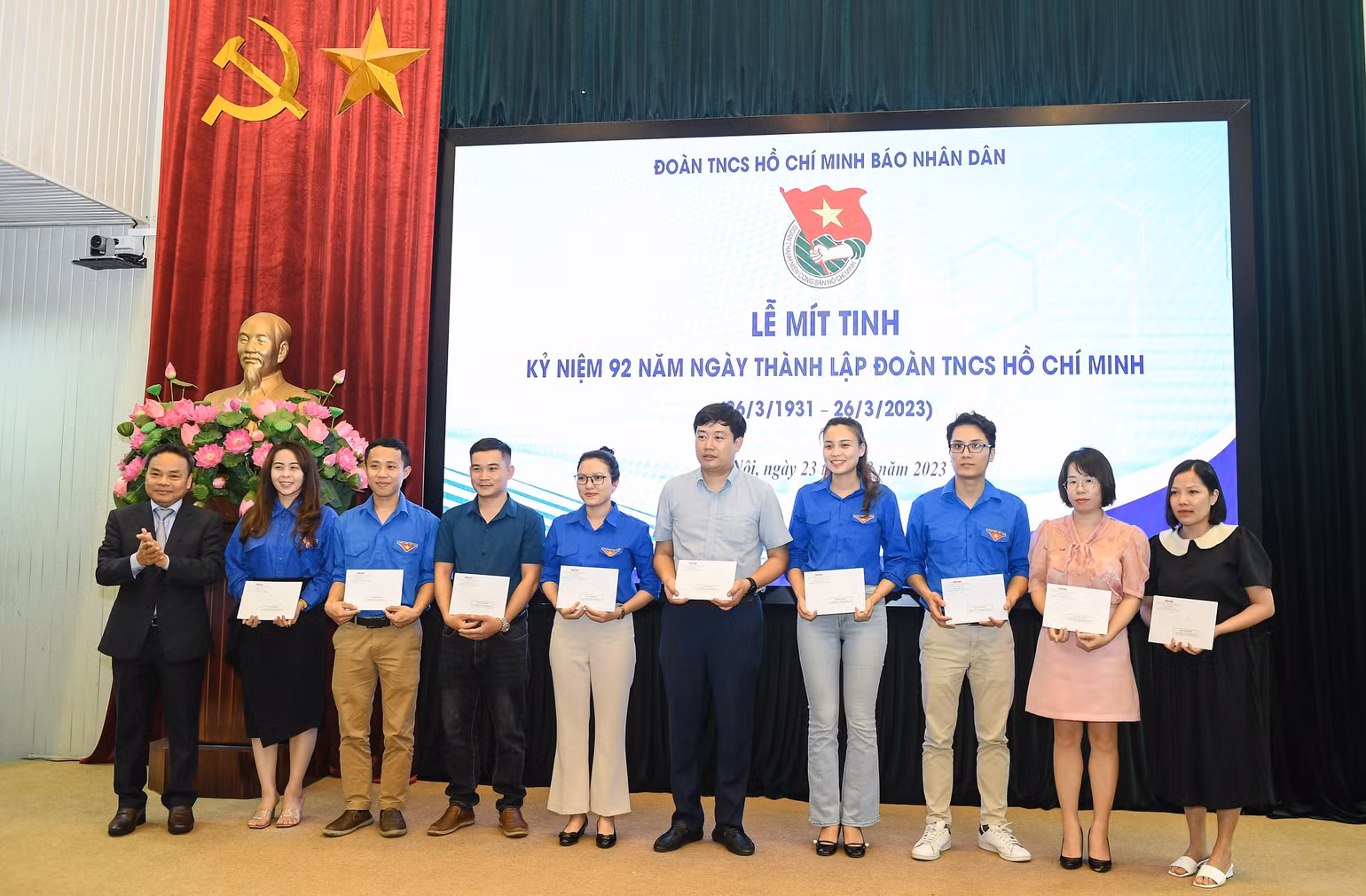 Phó Tổng Biên tập Báo Nhân Dân Đinh Như Hoan trao quyết định và quà tặng các đồng chí trưởng thành Đoàn. (Ảnh: THÀNH ĐẠT) Phó Tổng Biên tập Báo Nhân Dân Đinh Như Hoan trao quyết định và quà tặng các đồng chí trưởng thành Đoàn. (Ảnh: THÀNH ĐẠT)