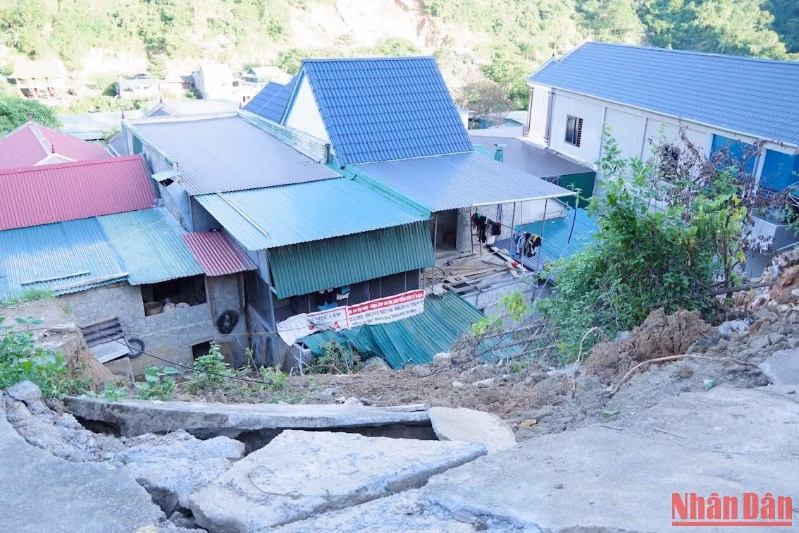 Những khối bê-tông bị vỡ nát do sạt lở đất có nguy cơ đổ ập xuống các ngôi nhà phía dưới bất cứ lúc nào. Những khối bê-tông bị vỡ nát do sạt lở đất có nguy cơ đổ ập xuống các ngôi nhà phía dưới bất cứ lúc nào.