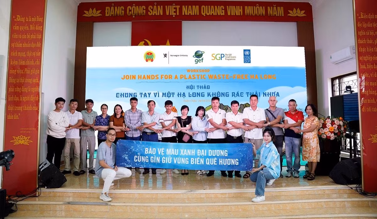 Các chủ tàu thuyền cam kết không sử dụng sản phẩm từ nhựa dùng một lần trong các hoạt động dịch vụ du lịch trên Vịnh Hạ Long. (Ảnh: UNDP Việt Nam)