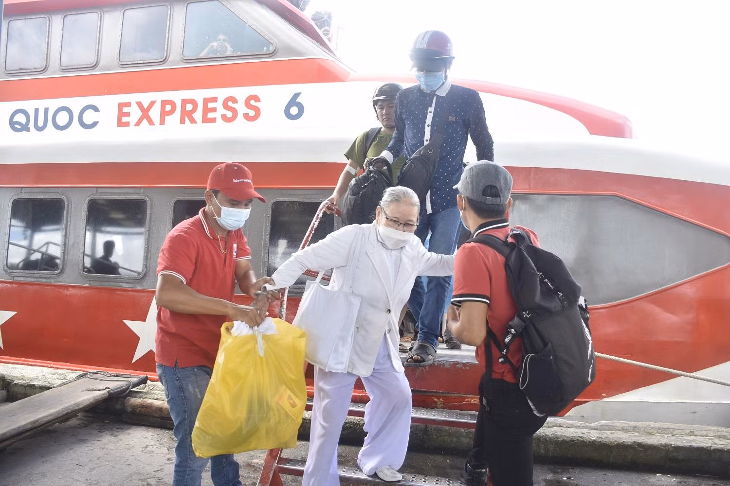 Du khách tham quan đảo Phú Quốc.