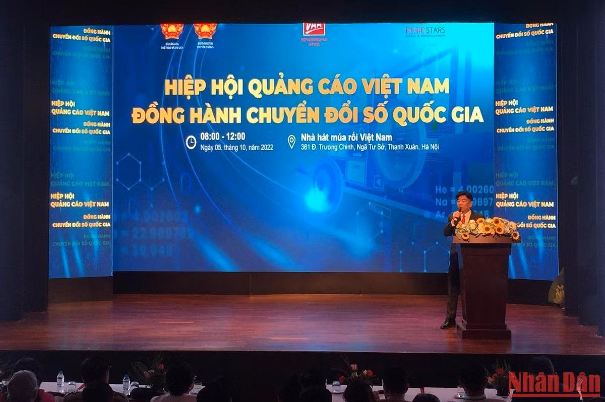 Chủ tịch Hiệp hội Quảng cáo Việt Nam Nguyễn Trường Sơn phát biểu khai mạc sự kiện. Chủ tịch Hiệp hội Quảng cáo Việt Nam Nguyễn Trường Sơn phát biểu khai mạc sự kiện.
