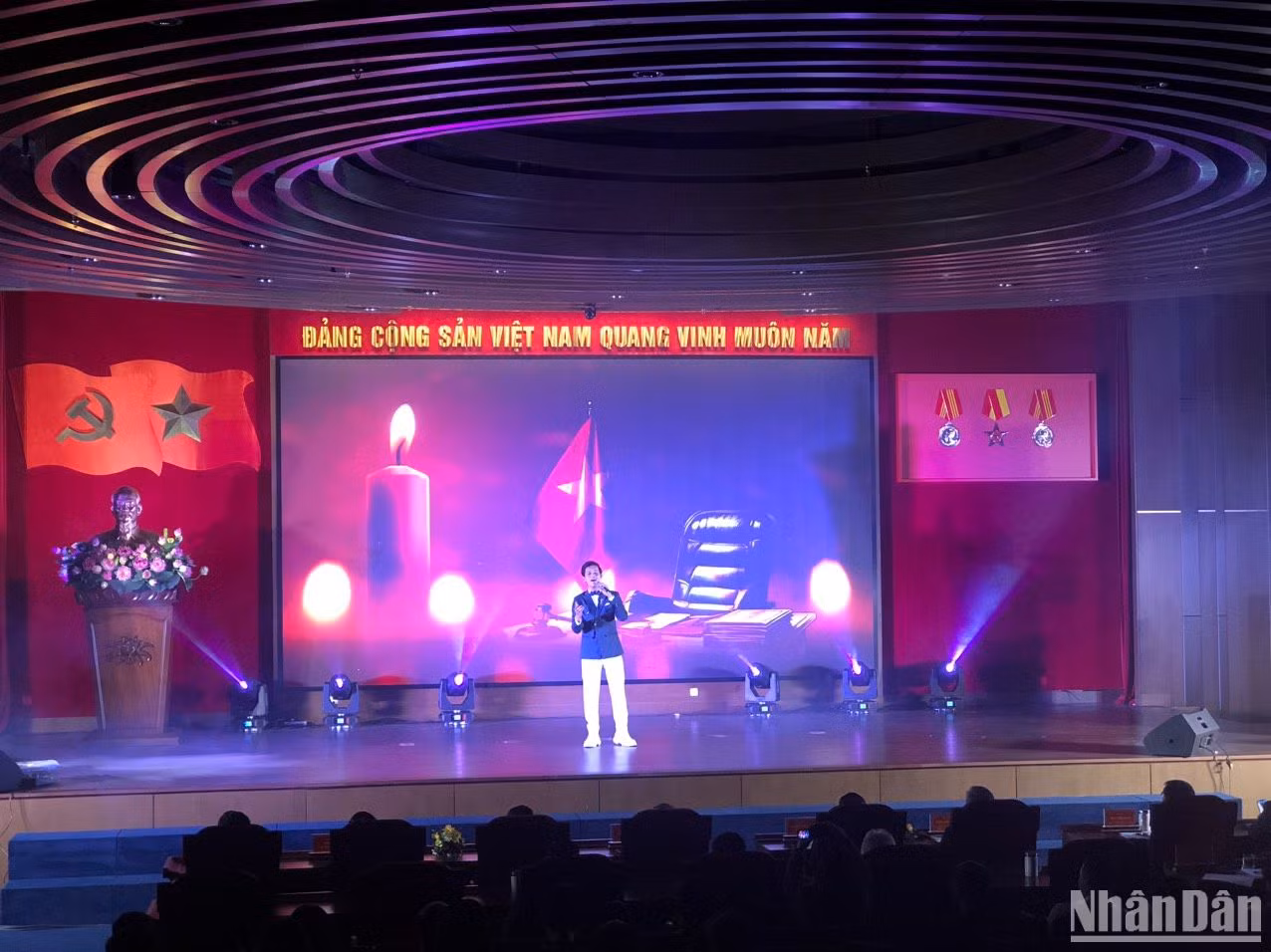 Tiết mục biểu diễn một tác phẩm đoạt giải của Cuộc thi sáng tác ca khúc về Tòa án nhân dân. Tiết mục biểu diễn một tác phẩm đoạt giải của Cuộc thi sáng tác ca khúc về Tòa án nhân dân.