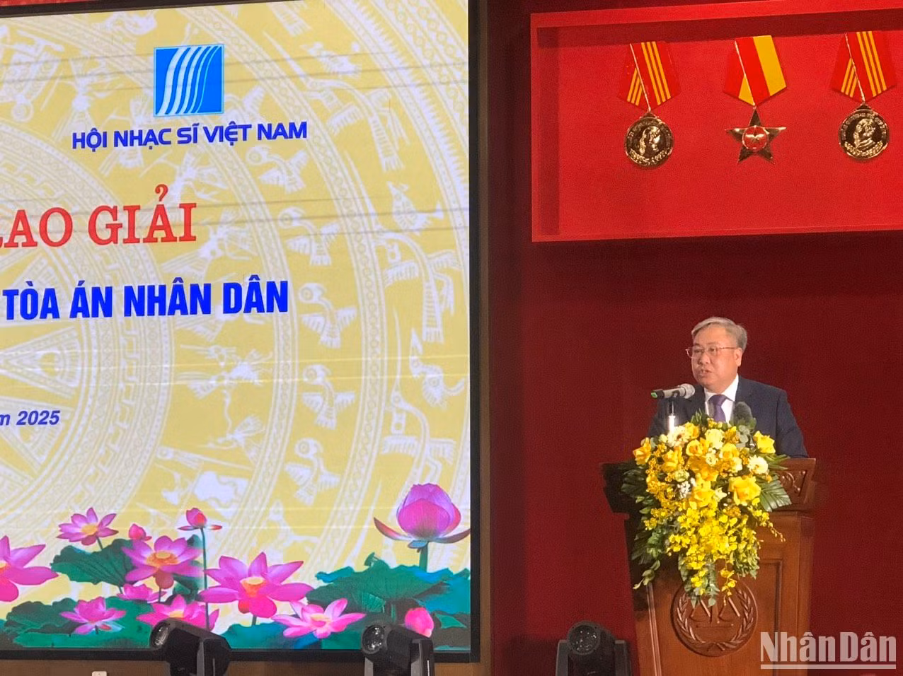 Đồng chí Phạm Quốc Hưng, Phó Chánh án Tòa án nhân dân tối cao, Trưởng Ban Tổ chức Cuộc thi phát biểu tổng kết. Đồng chí Phạm Quốc Hưng, Phó Chánh án Tòa án nhân dân tối cao, Trưởng Ban Tổ chức Cuộc thi phát biểu tổng kết.
