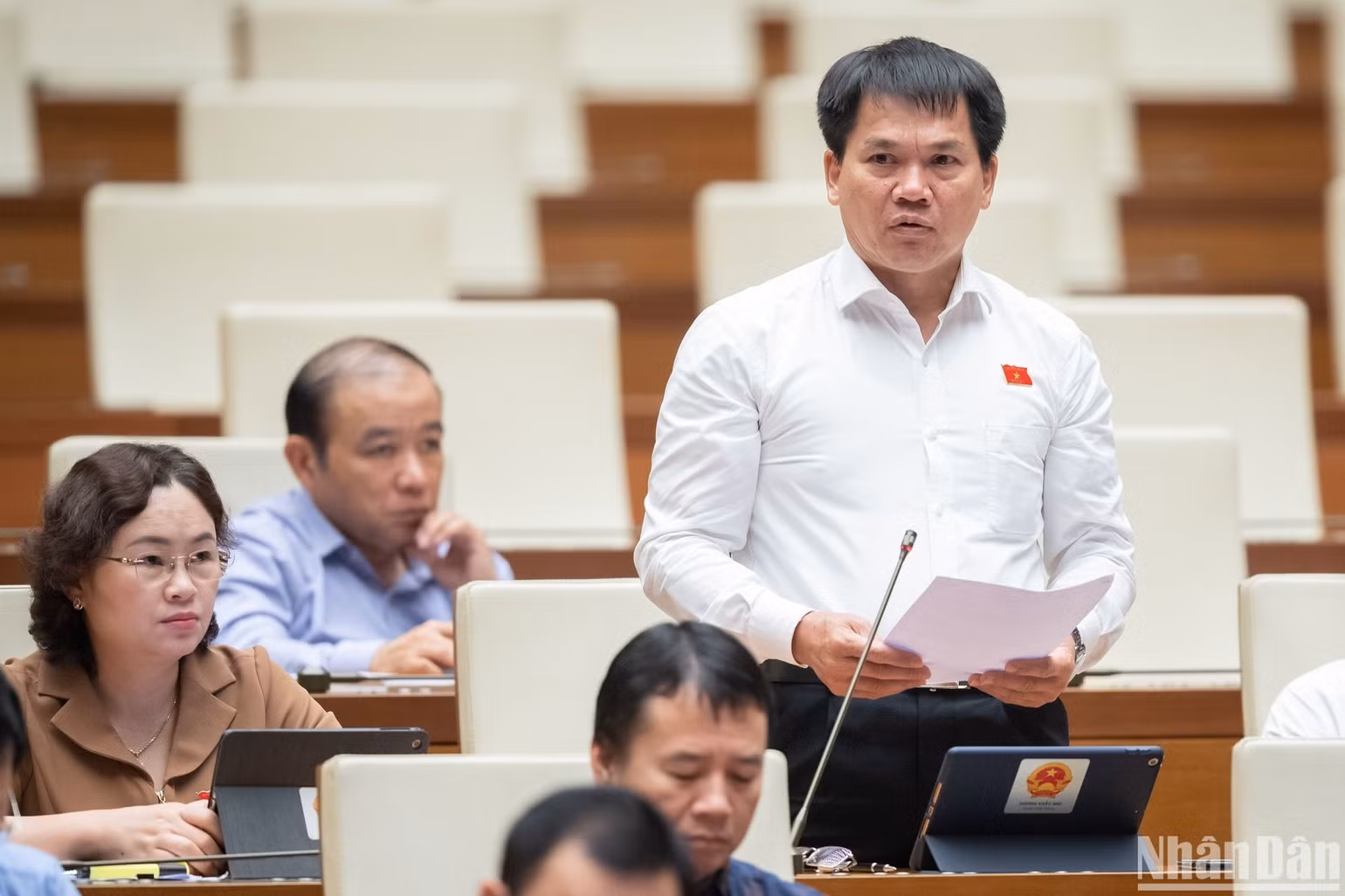 Đại biểu Dương Khắc Mai (đoàn Đắk Nông) góp ý kiến vào dự thảo Luật. (Ảnh: DUY LINH)