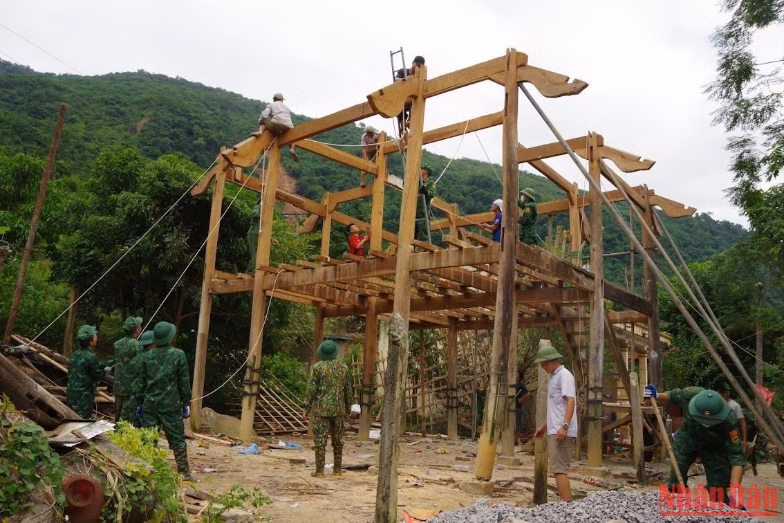 Lực lượng Bộ đội Biên phòng nghệ An giúp gia đình ông Lương Văn Thắng tháo dỡ nhà. Lực lượng Bộ đội Biên phòng nghệ An giúp gia đình ông Lương Văn Thắng tháo dỡ nhà.