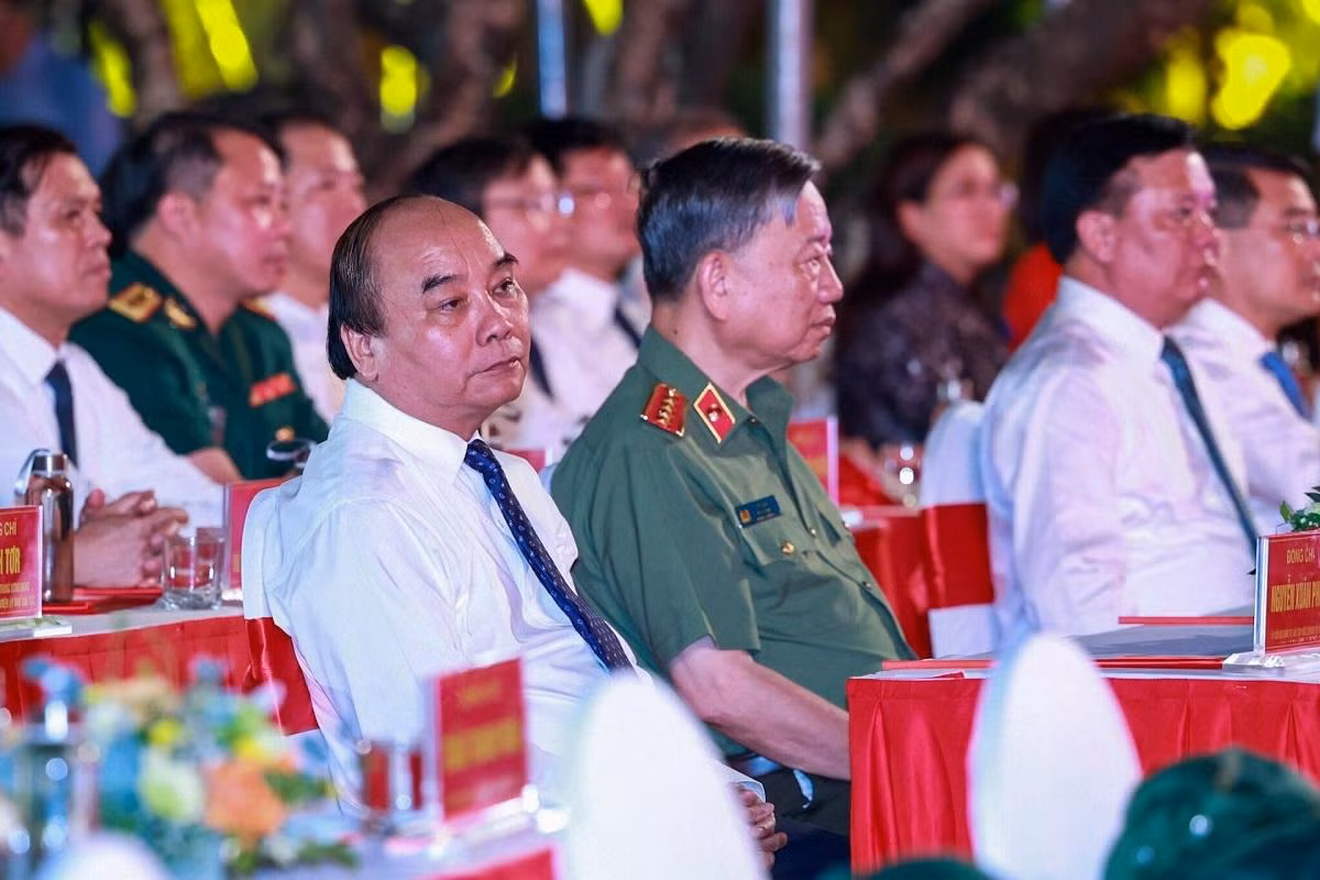 Chủ tịch nước Nguyễn Xuân Phúc và các đồng chí lãnh đạo Đảng, Nhà nước dự chương trình tại điểm cầu Hà Nội. (Ảnh: DUY LINH)