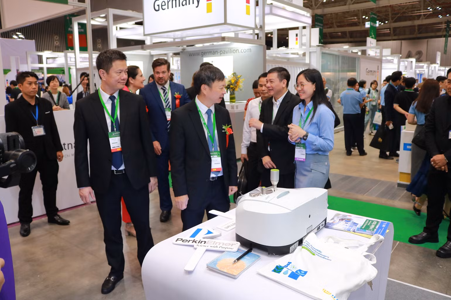 Thứ trưởng Khoa học và Công nghệ Hoàng Minh tham quan gian hàng của HTI Scientific. Thứ trưởng Khoa học và Công nghệ Hoàng Minh tham quan gian hàng của HTI Scientific.