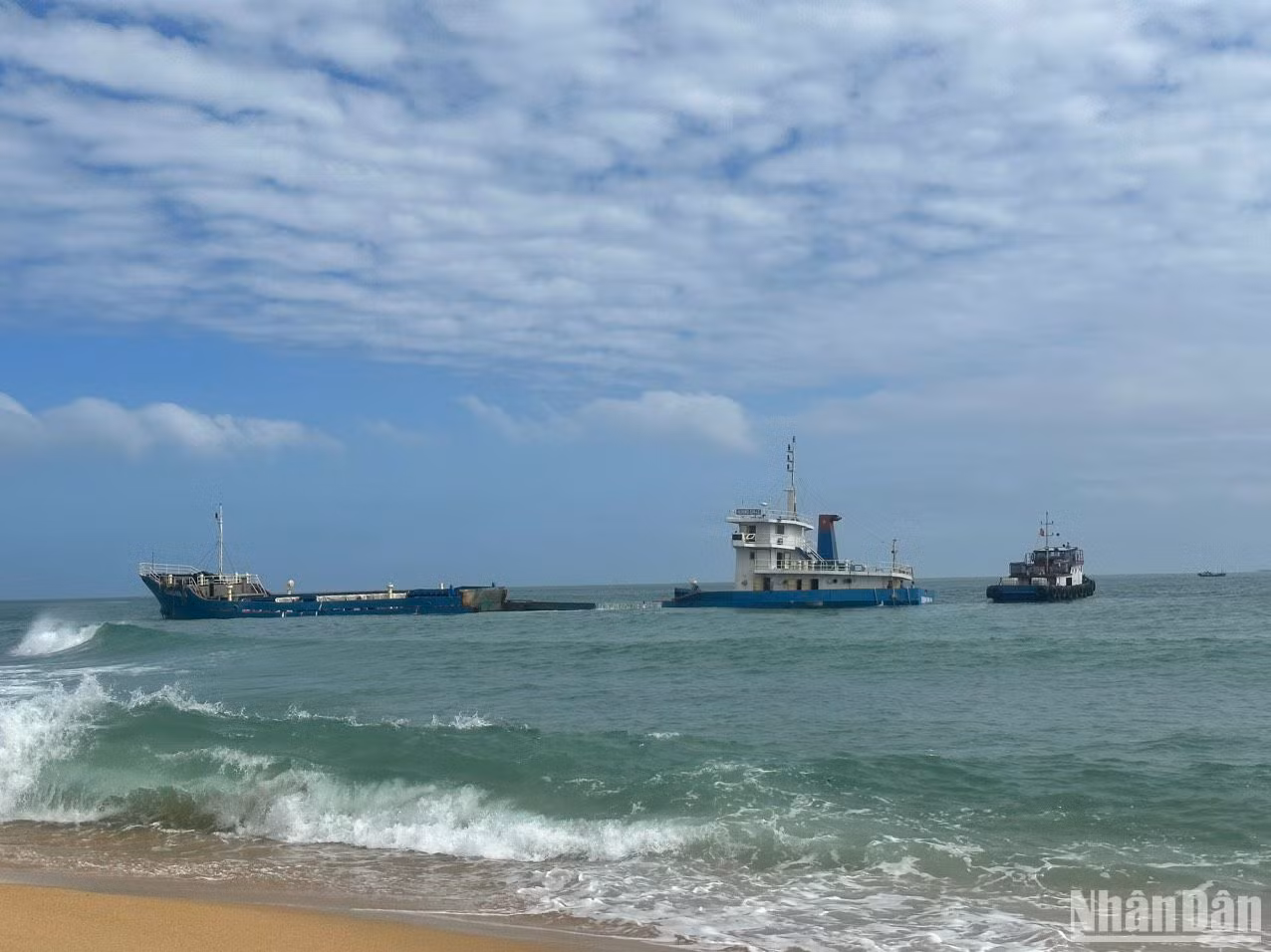 Phương tiện trục vớt Quang Thọ 18 tiếp cận tàu Hoàng Gia 46 bị nạn để triển khai phương án hút dầu.
