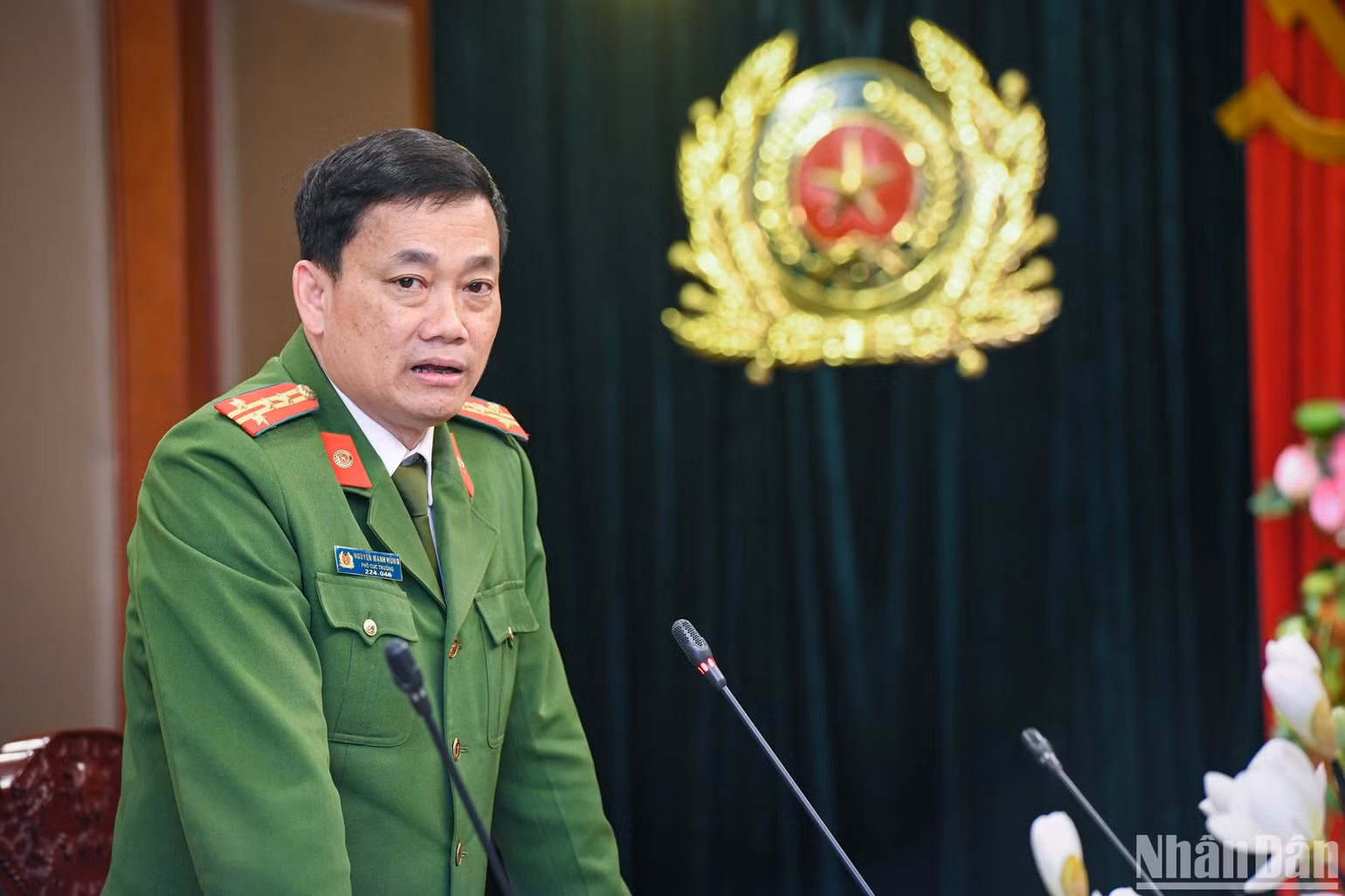 Đại tá Nguyễn Mạnh Hùng, Ủy viên Ban Thường vụ Đảng ủy, Phó Cục trưởng Cục Cảnh sát điều tra tội phạm về tham nhũng, kinh tế, buôn lậu phát biểu tại buổi tiếp đón đoàn công tác của Báo Nhân Dân. (Ảnh: THÀNH ĐẠT)