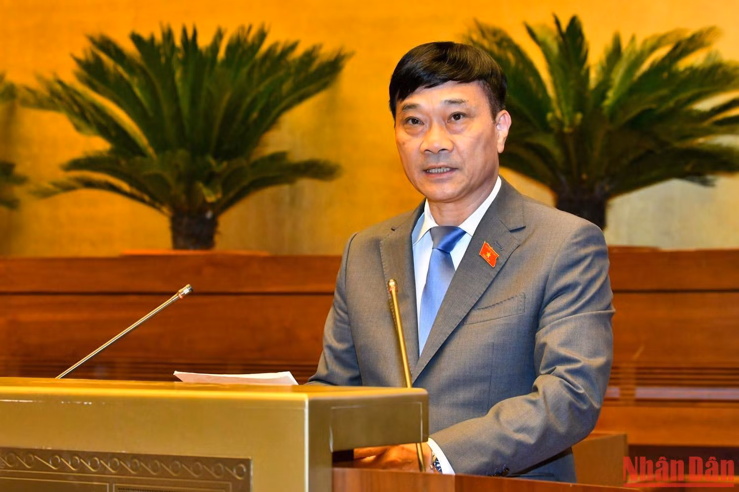 Chủ nhiệm Ủy ban Kinh tế của Quốc hội Vũ Hồng Thanh trình bày báo cáo thẩm tra tại phiên họp. Ảnh: THỦY NGUYÊN